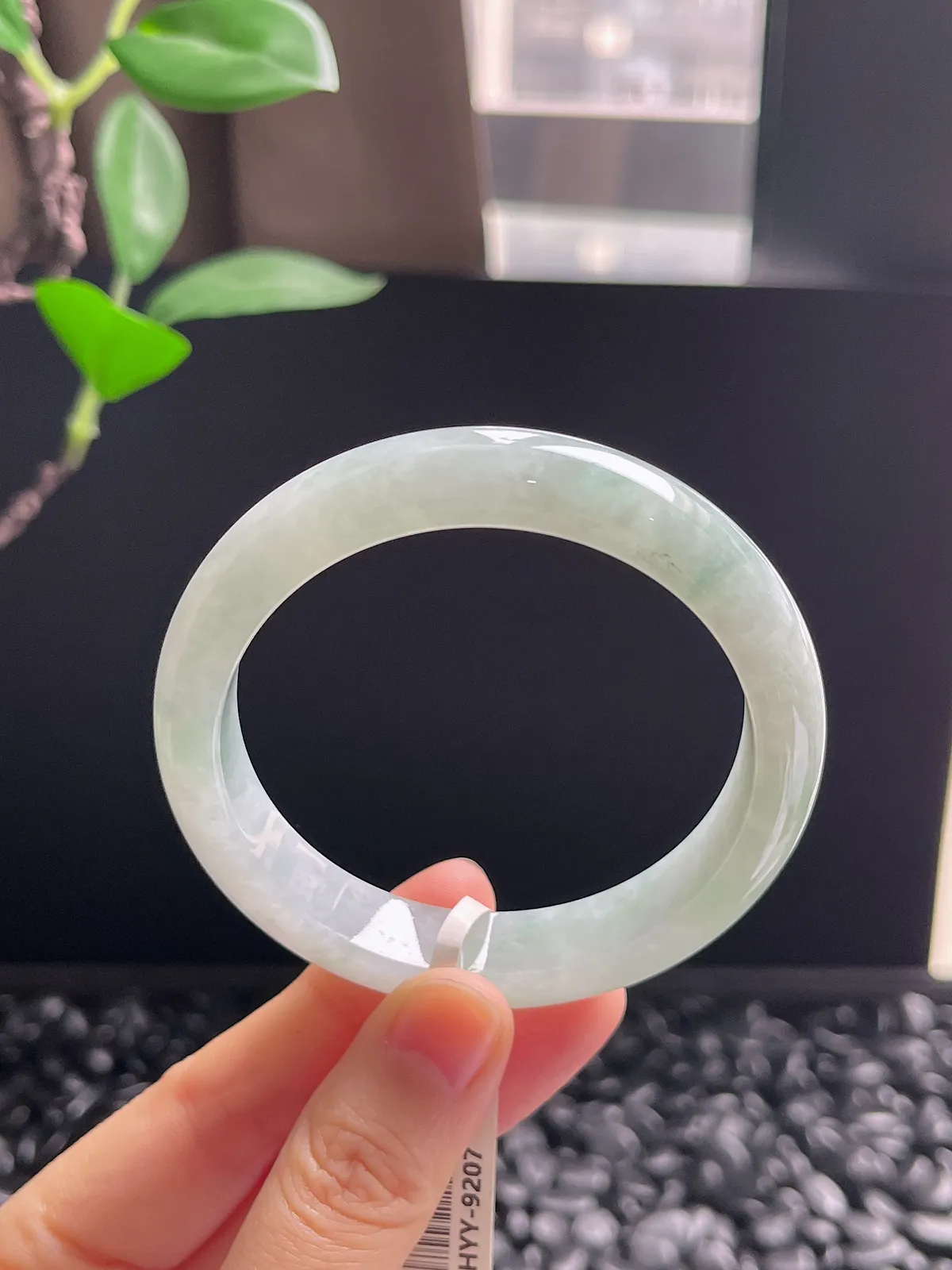 正圈54.5圈口，翡翠冰糯种淡绿色手镯