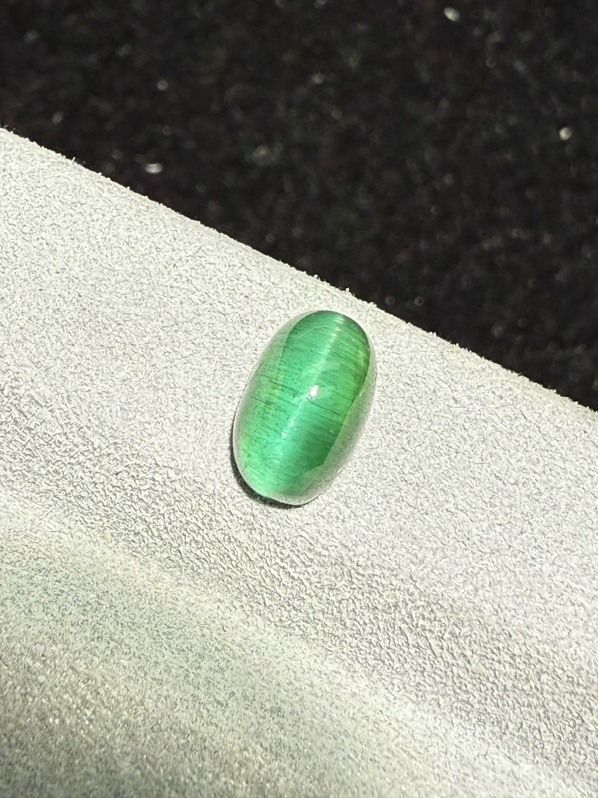 2.46克拉碧玺猫眼裸石 猫眼效应犀利 晶体好[强][强] 水头十足 俏色系列可遇不可求 大约规格：9.2*5.9*4.8mm