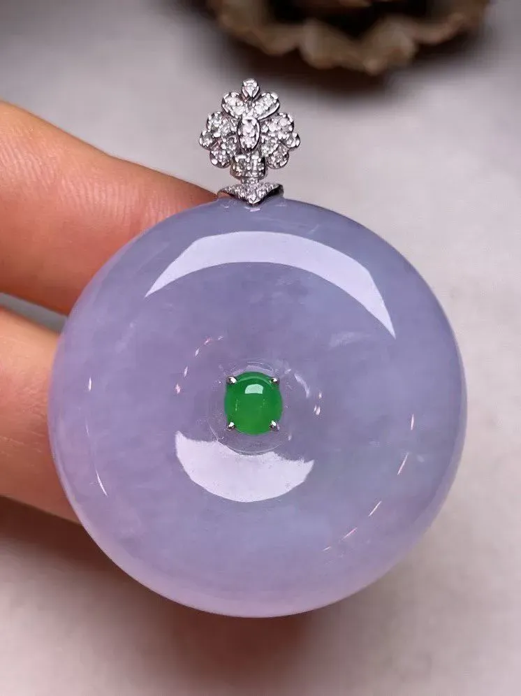 冰糯种紫罗兰平安扣吊坠、真金真钻镶嵌，种水好，玉质细腻 .裸石尺寸 33.8