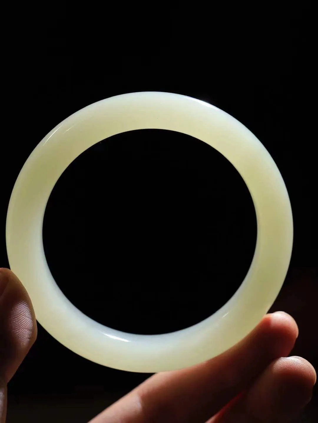 （一见倾心.手镯）

精品和田玉晴水手镯，玉质温润细腻 油性十足 手感舒适，高华雅逸，线条流畅，简约大气，美自天成，素雅高贵。佩戴于腕间，婉约之美，举手投足间透出那低调奢华。重63.3克  尺寸59.5-12-9.7mm  561252500A