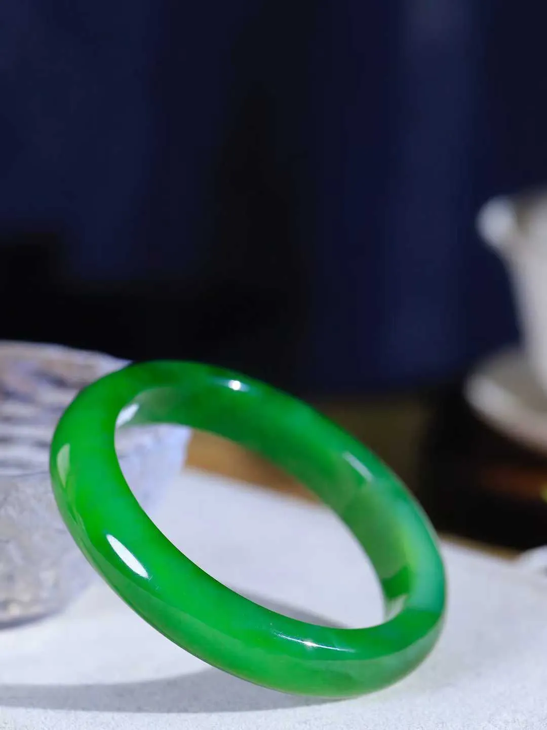 【碧波流转·手镯】

收藏级和田玉碧玉猫眼手镯，玉质细腻温润，手感舒适，️线条流畅，简约大气，美自天成，佩戴于腕间，婉约之美，举手投足间透出那份低调奢华，醉人心扉。
重56.7克 内径圈口57.5mm尺寸13.2-8.5mm  FDA-131202408