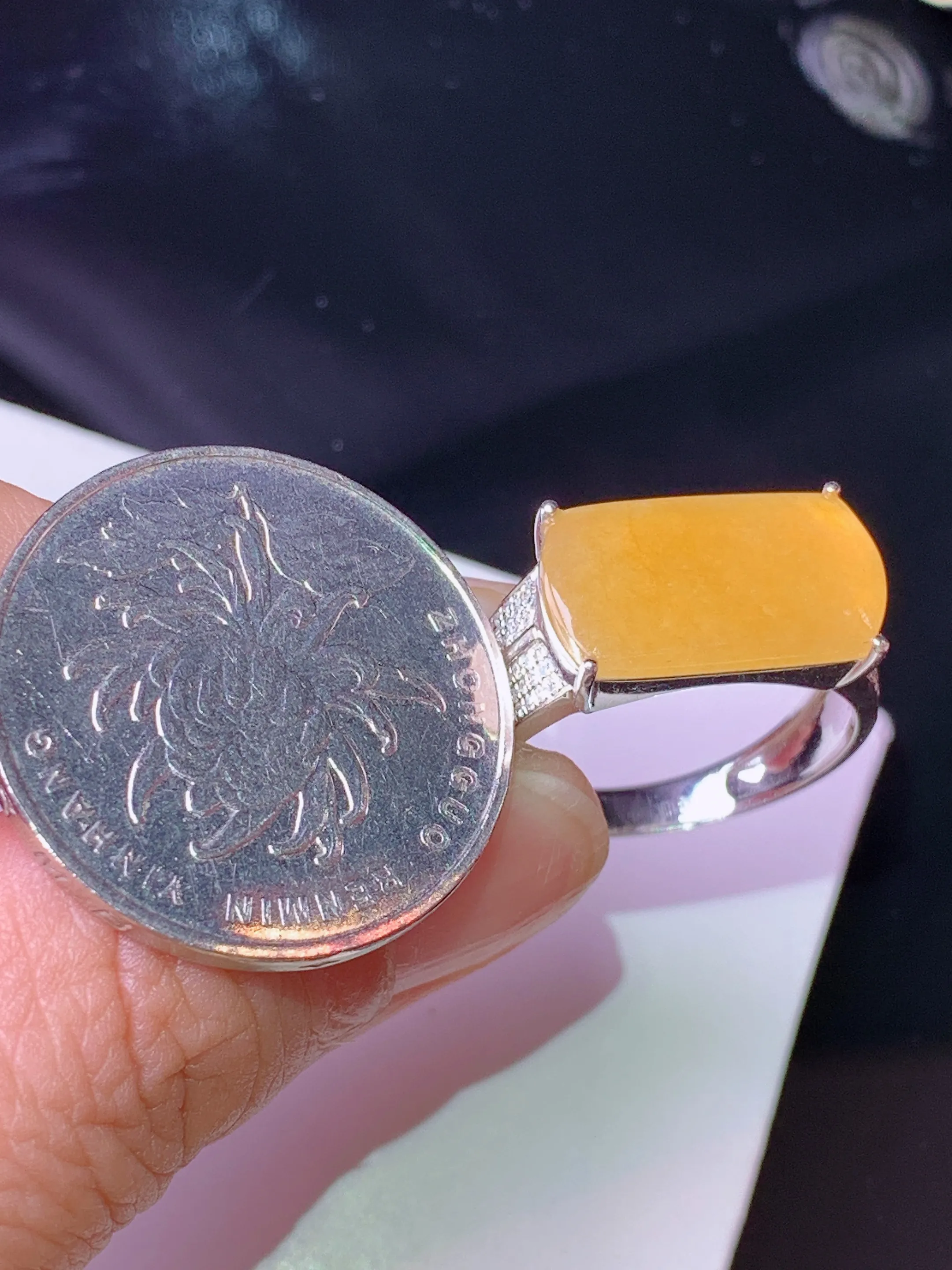 18k金钻镶嵌黄翡马鞍戒指 玉质细腻 色泽清新艳丽 圈口17.5 裸石尺寸8.5*16*2.5