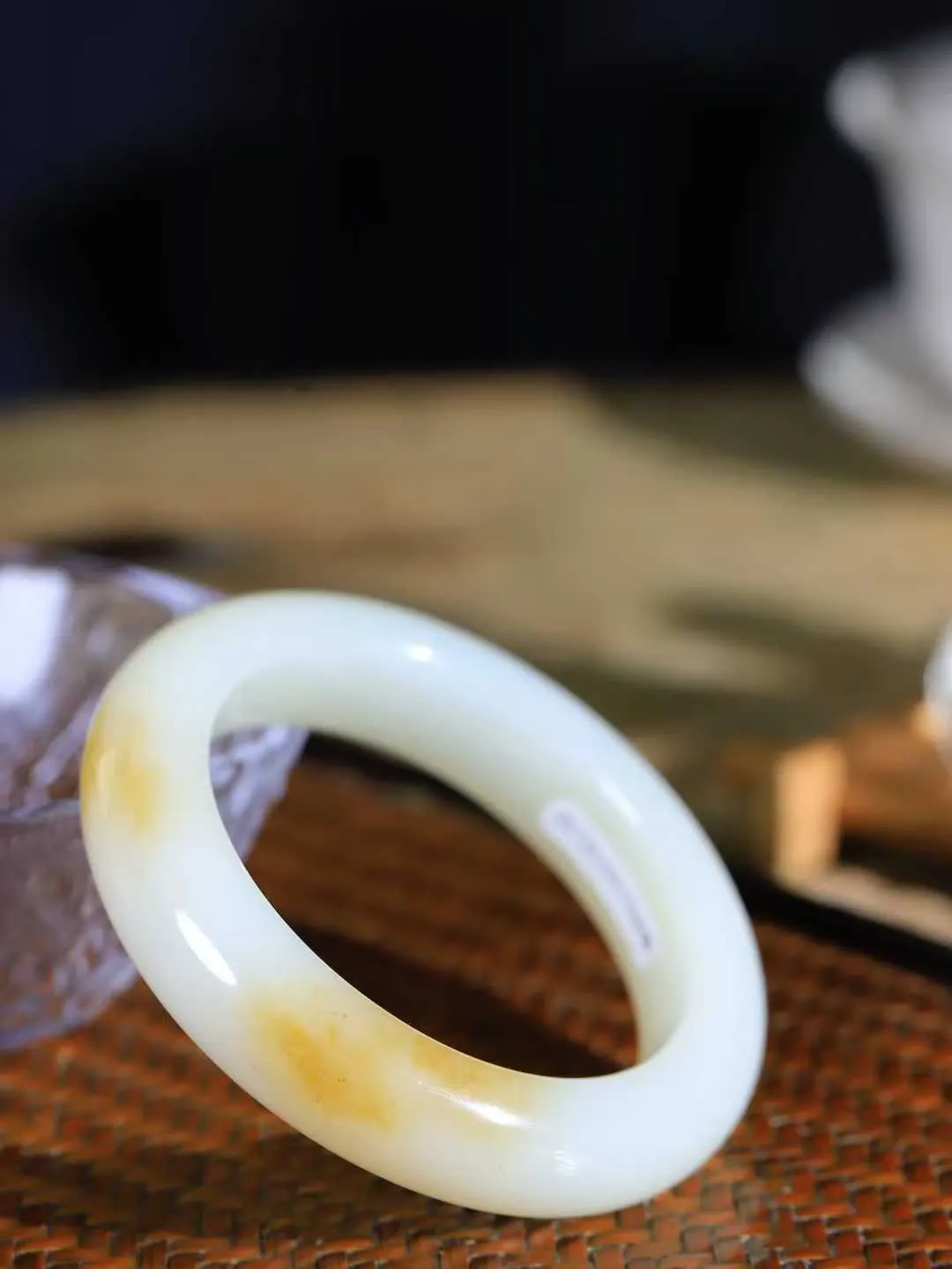 （温柔雅致.手镯）

精品️和田玉糖白玉手镯。镯型饱满，温润细腻，脂润沁香。️执一卷书，沏一盏茶，着一袭裙，戴一只镯。淡淡浅笺，素心若兰，静赏玉中诗画。悠悠岁月，芊手轻摘，盛满诗样芳华。重87克   尺寸56.5-15-10.8mm    FDA-321242400