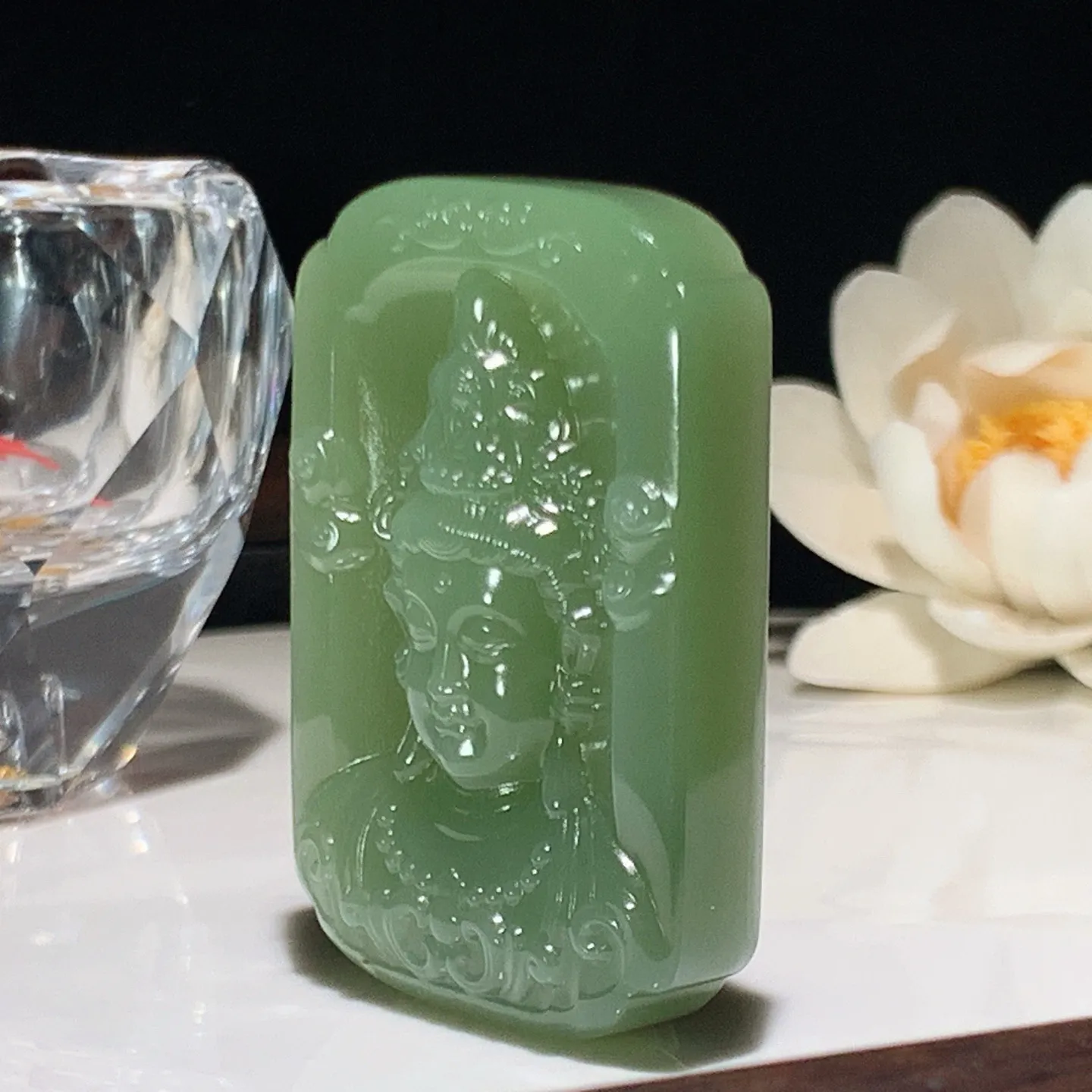 和田玉粉青俄罗斯碧玉观音头牌子挂件。尺寸51/36/12重45克 玉质细腻油润。无裂无杂无结构 手推出油。佩戴高端典雅。lt251225