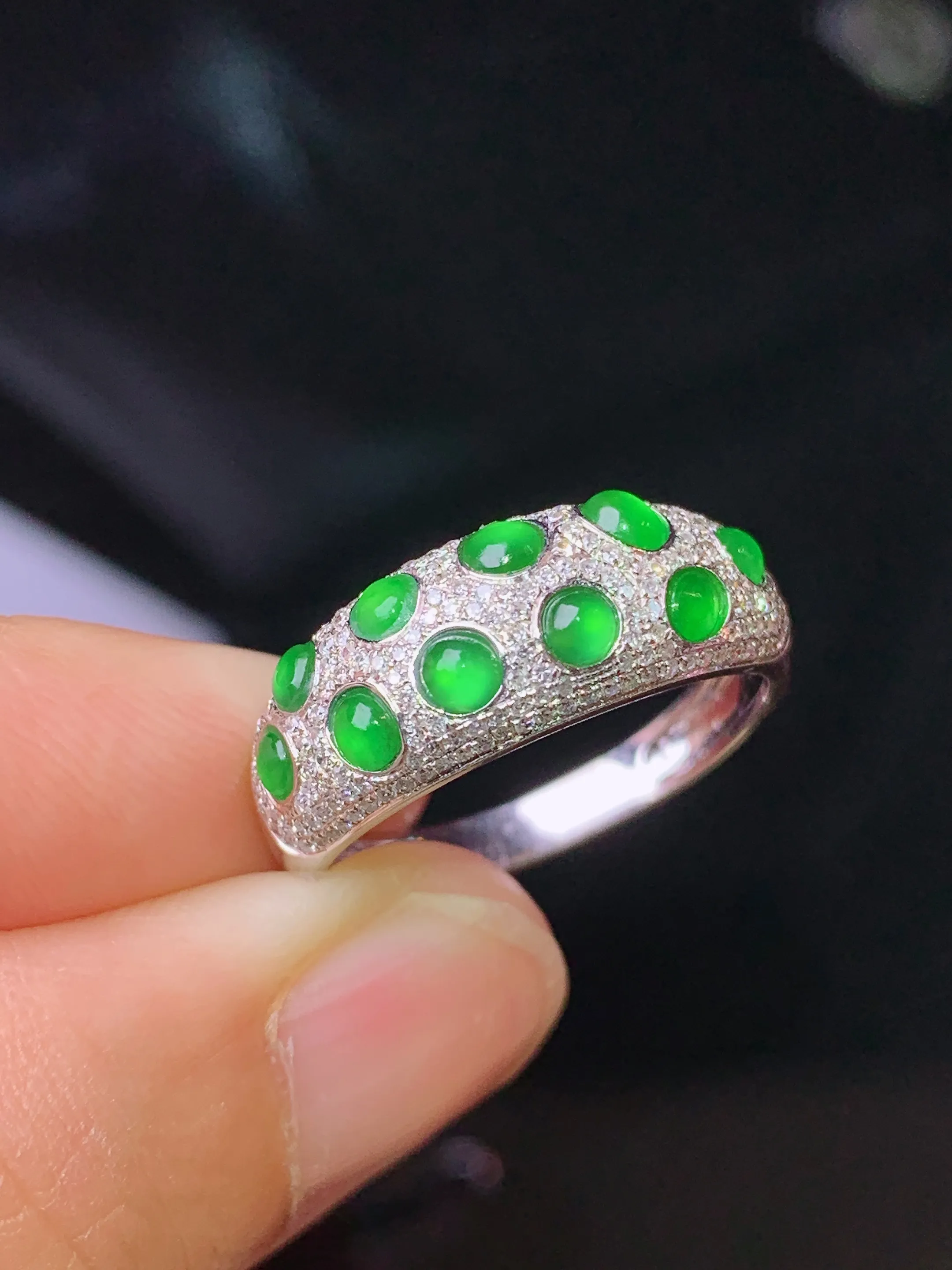 18k金钻镶嵌满绿蛋面戒指 玉质细腻 色泽清新艳丽 圈口15 整体尺寸2.5*2