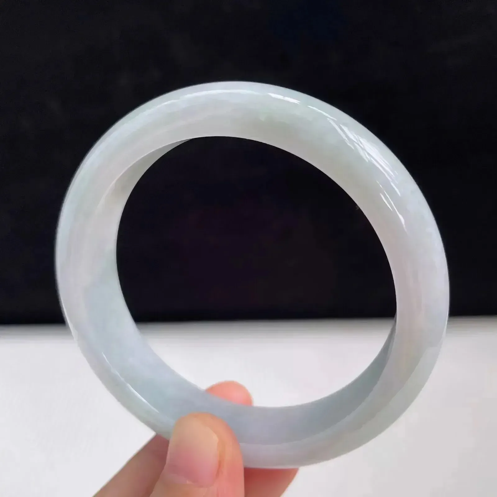 55mm自然光拍摄天然翡翠飘绿好种水正圈手镯 54.83克