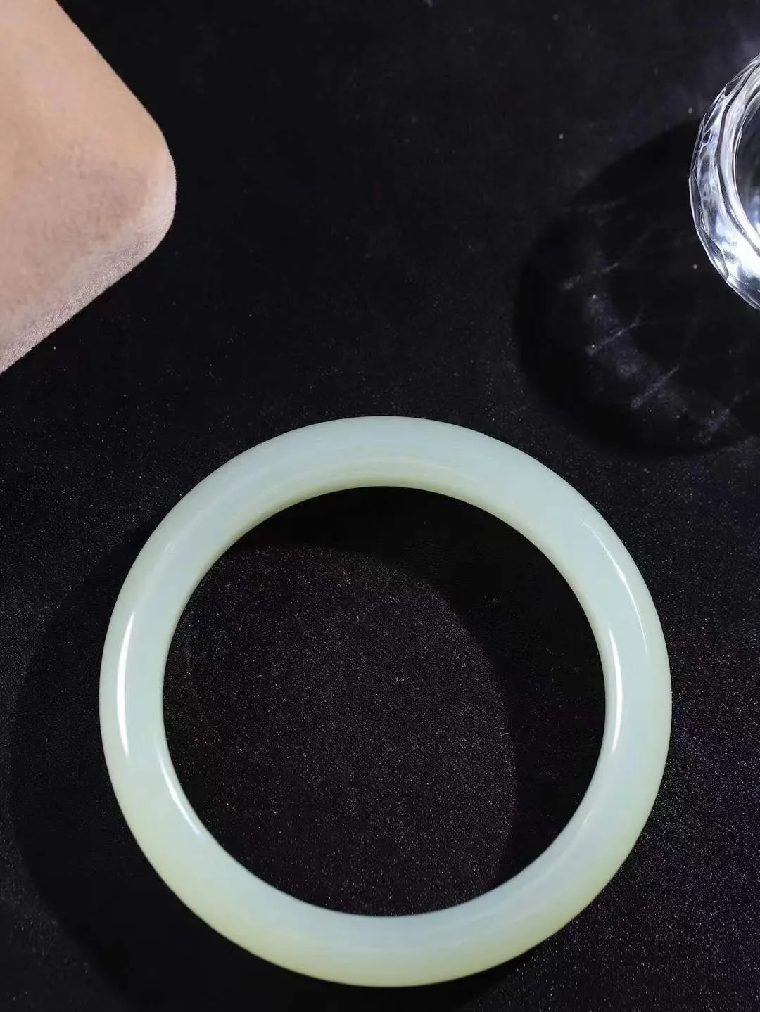 【岁月之韵.手镯】

精品和田玉晴水手镯，色泽淡雅如雨后初晴的天空，清新脱俗。手镯圆润饱满，寓意圆满和谐，承载着岁月的温柔与时光的沉淀。无论是日常佩戴还是珍藏，都是对美好生活的诗意表达。重46.8克  尺寸56-11.2-8.2mm  561242574A