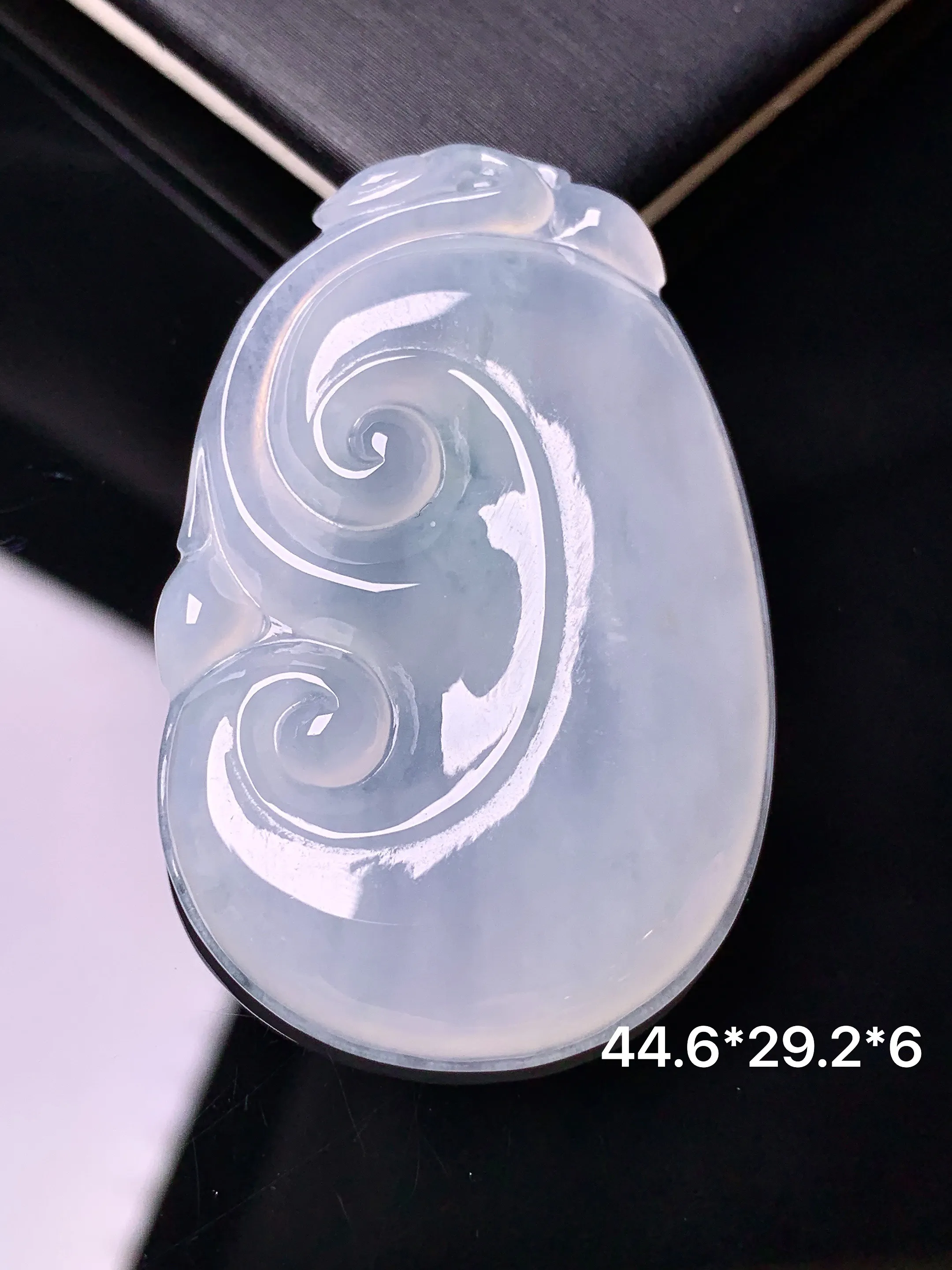 冰种如意吊坠 玉质细腻 色泽清新艳丽 整体尺寸44.6*29.2*6