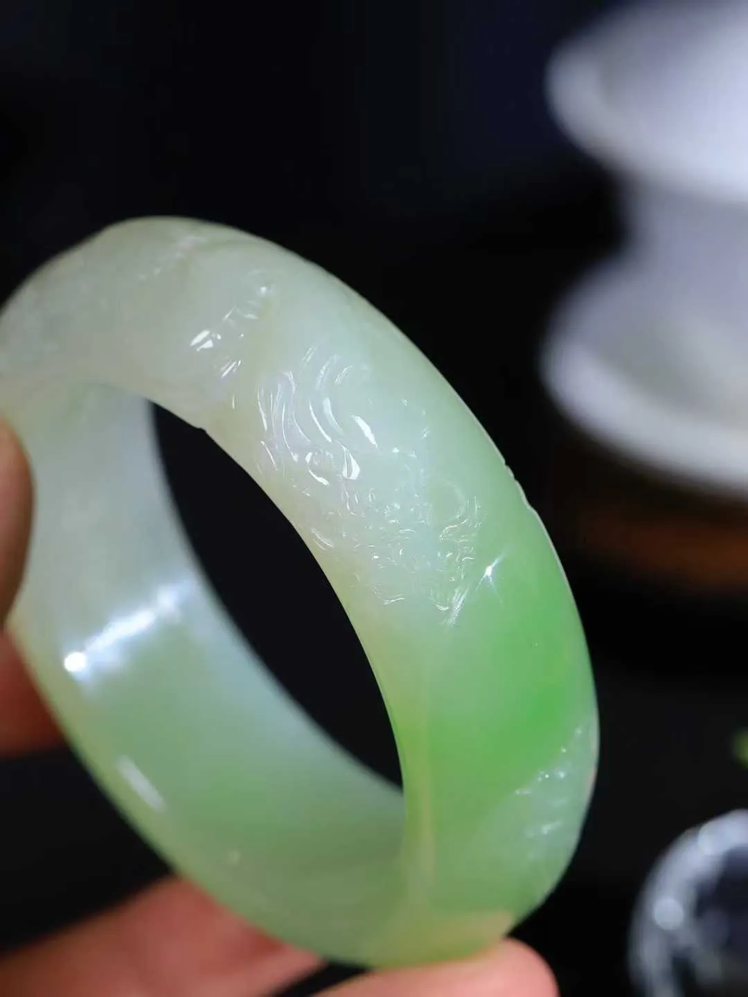 【龙凤呈祥.手镯】

 收藏级珍品️和田玉翠青龙凤呈祥手镯，质地细腻，油润度也是好的，古韵古香 ️龙凤双喜、象征龙凤呈祥天生一对、吉祥如意。重128.5克 尺寸59-21.7-11.5mm 331202400A