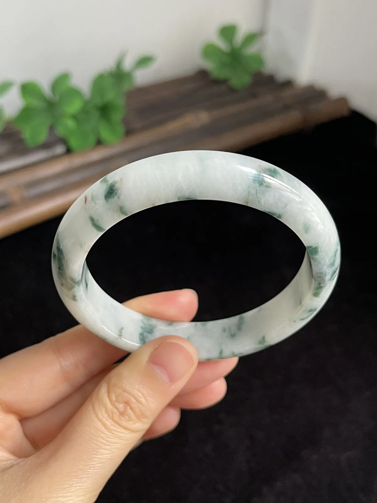 正圈56.3圈口，翡翠糯化种白底飘花飘绿手镯