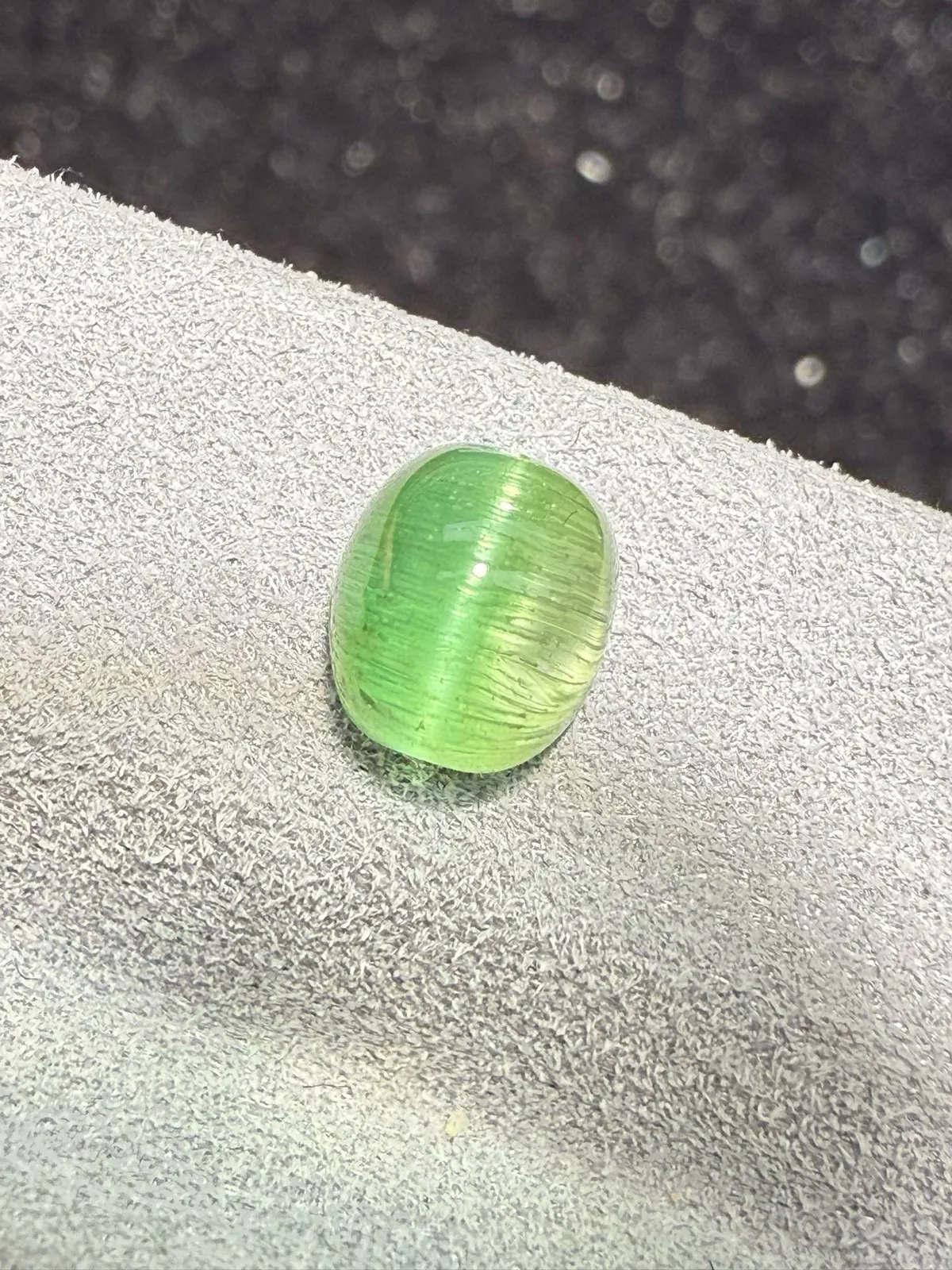 1.645克拉碧玺猫眼裸石 猫眼效应犀利 晶体好[强][强] 水头十足 俏色系列可遇不可求 大约规格：6.5*5.6*4.7mm