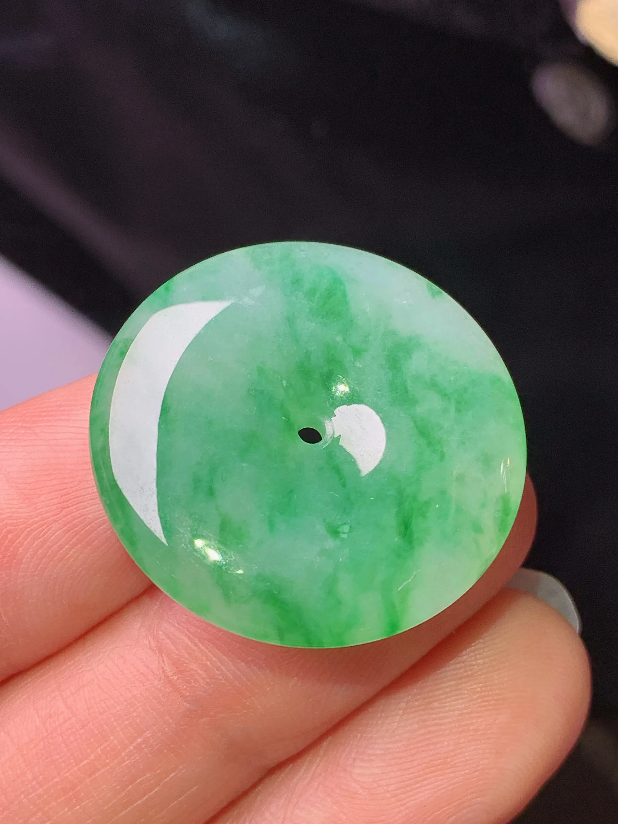 翠绿平安扣吊坠 玉质细腻 色泽清新艳丽 整体尺寸25.5*5.2