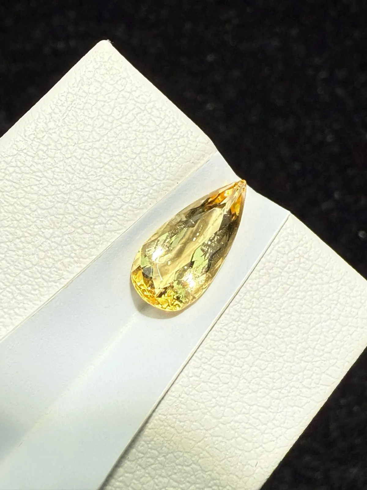 【高端珠宝】天然极美帝王托帕石裸石
重量: 1.68ct  规格: 12*5.6*3.5毫米
精湛切