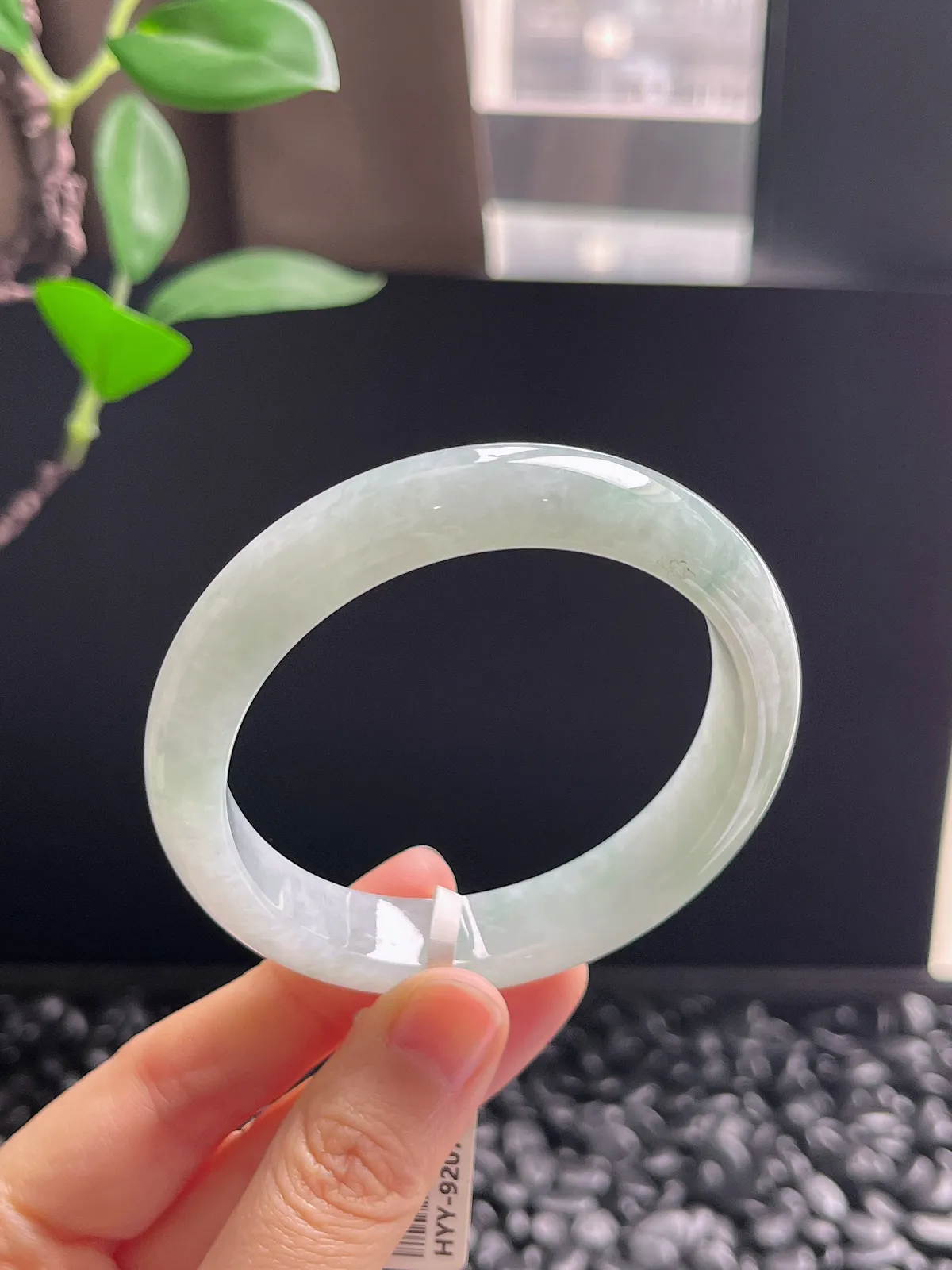 正圈54.5圈口，翡翠冰糯种淡绿色手镯