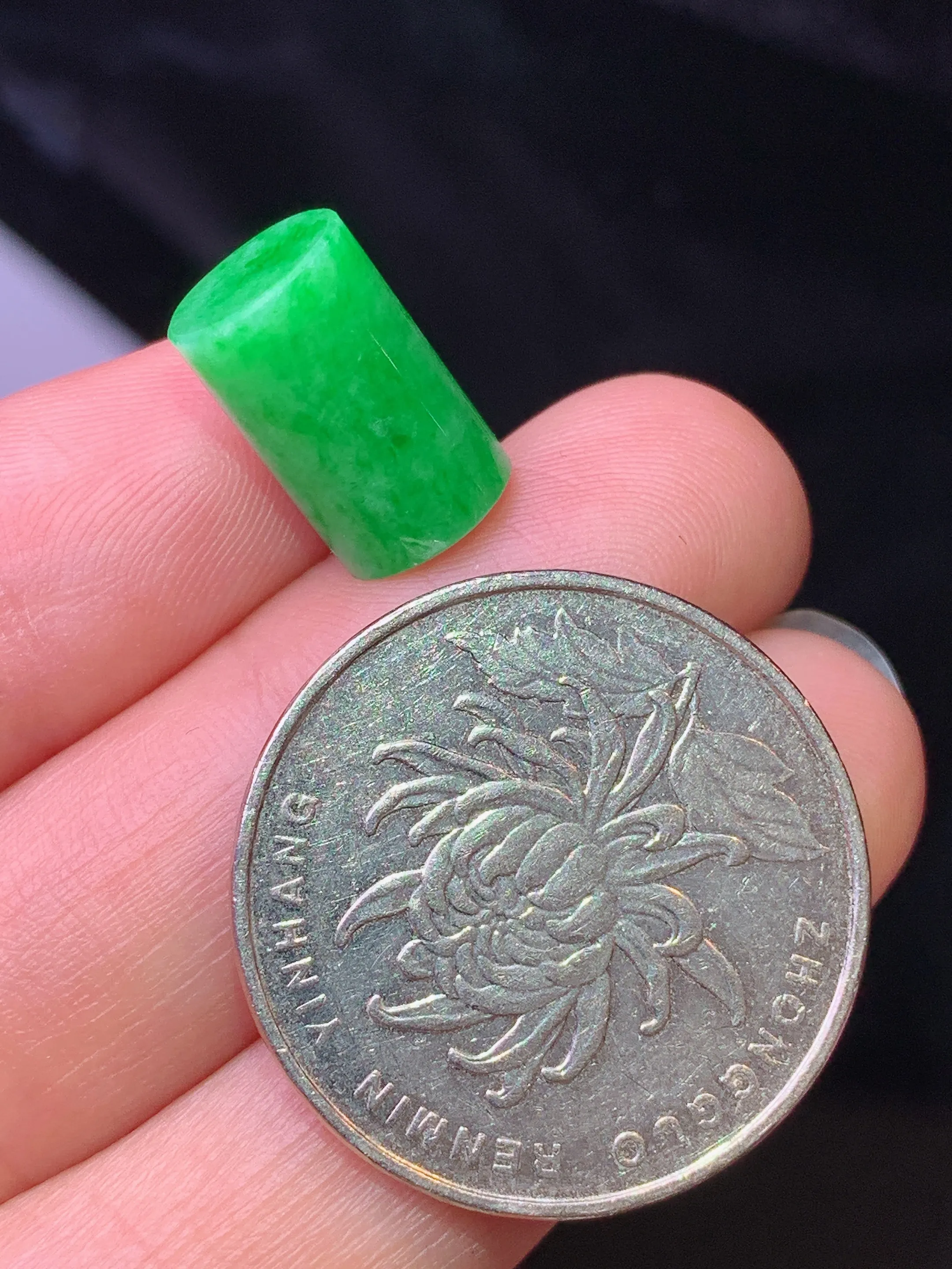 翠绿玉柱吊坠 玉质细腻 色泽清新艳丽 整体尺寸8*12