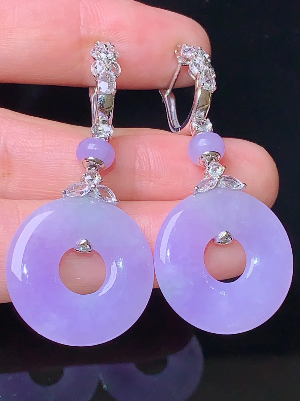 18k金钻镶嵌紫罗兰平安扣耳坠 玉质细腻 色泽艳丽 整体尺寸49.3*21.2*3.3