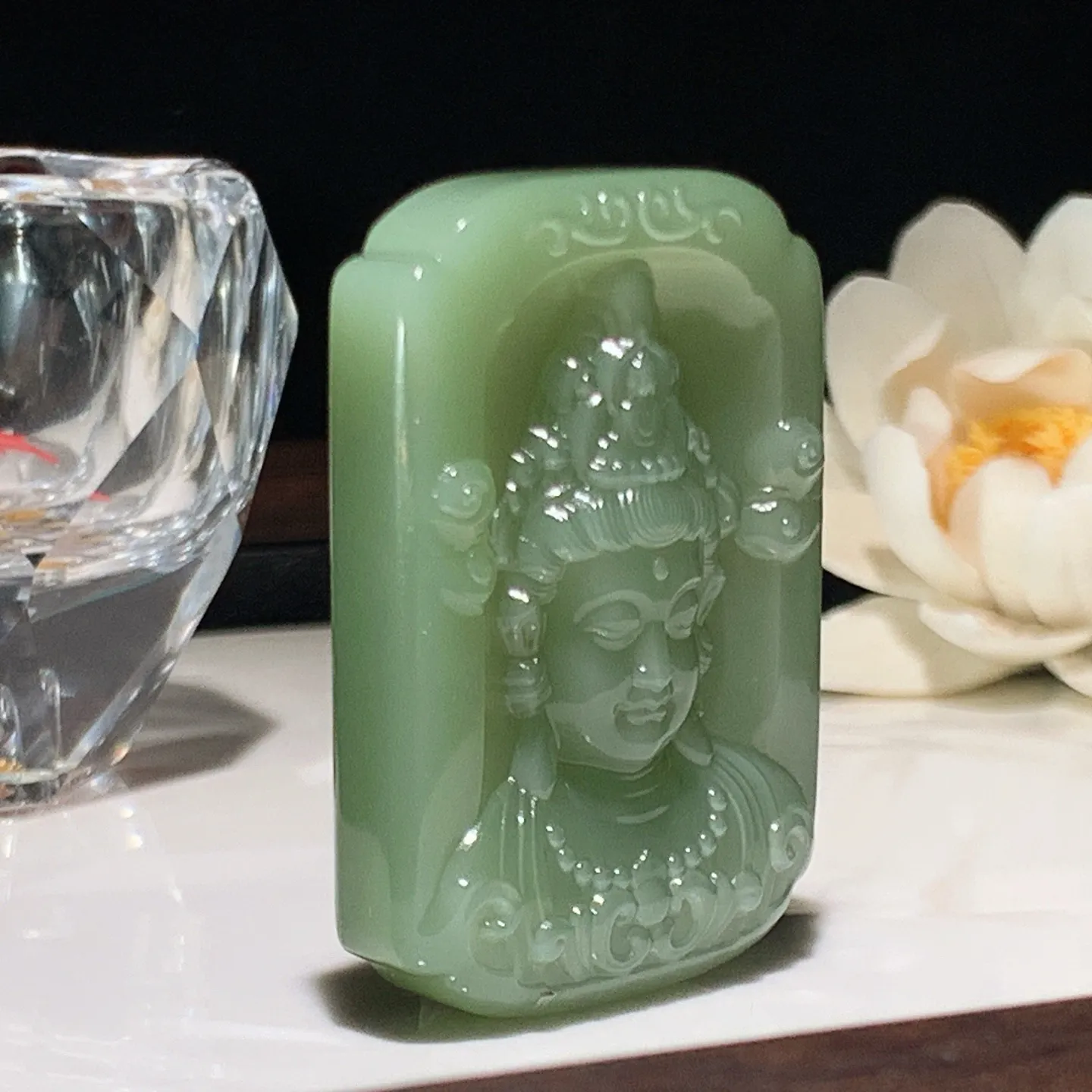 和田玉粉青俄罗斯碧玉观音头牌子挂件。尺寸51/36/12重45克 玉质细腻油润。无裂无杂无结构 手推