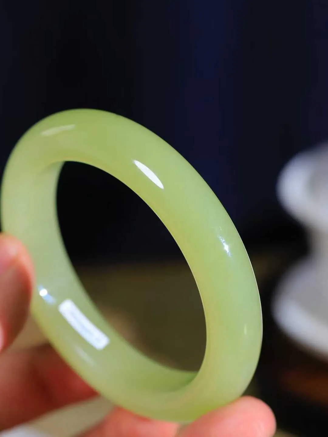 （柔情似水.手镯）

精品和田玉黄口手镯，玉质温润细腻，镯型饱满圆润，优雅知性，姽婳于幽静兮，又婆娑乎人间，经典款型，古朴典雅。极具灵性，腕间风情，风姿卓越。 重61.4克    内径56.5mm 尺寸12.7-9.4mm   781252444A