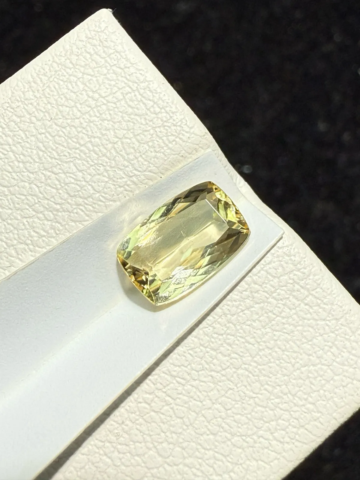 【高端珠宝】天然极美帝王托帕石裸石
重量: 1.435ct  规格: 8.2*5.5*3.1毫米
精