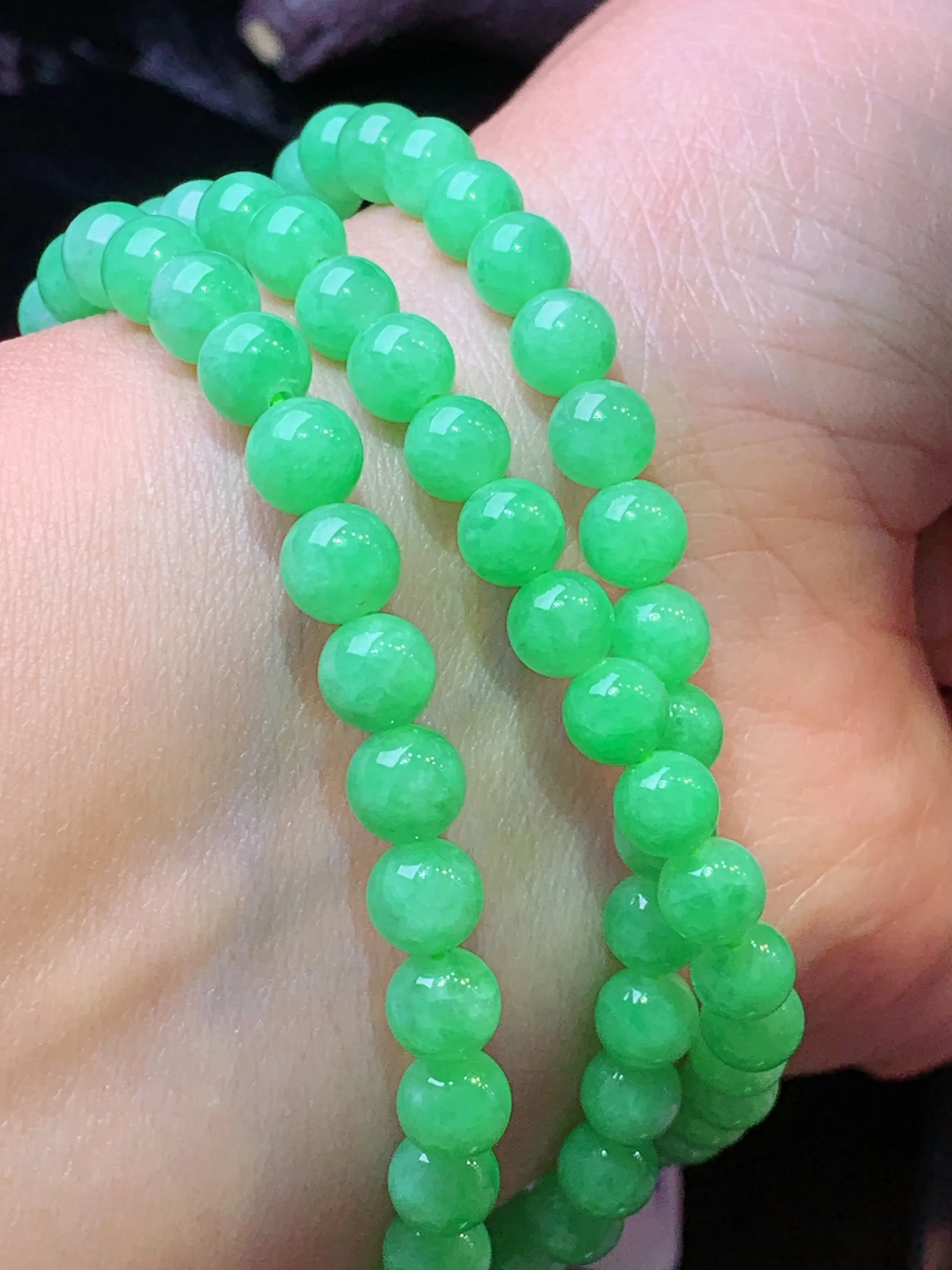 翠绿圆珠项链 玉质细腻 色泽清新艳丽 整体尺寸5.8