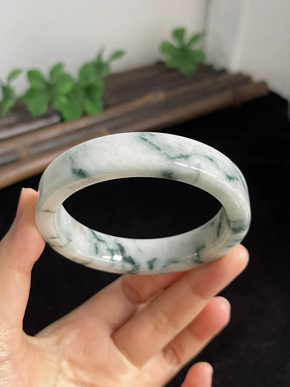 正圈56.5圈口，翡翠糯化种飘绿手镯，非常独特的方形手镯，飘片片蓝绿碎花，仙气飘飘，上手非常漂亮