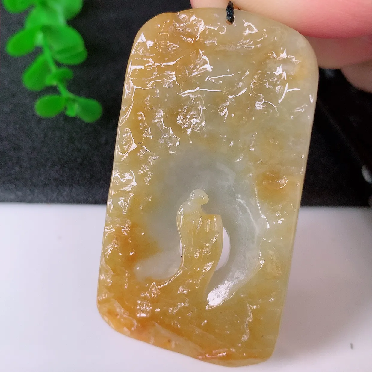 自然光实拍，特色镂空雕黄翡悟道吊坠，翡翠悟道寓意“祥和，安宁，吉祥，幸福”，佩戴效果优雅迷人，性价比