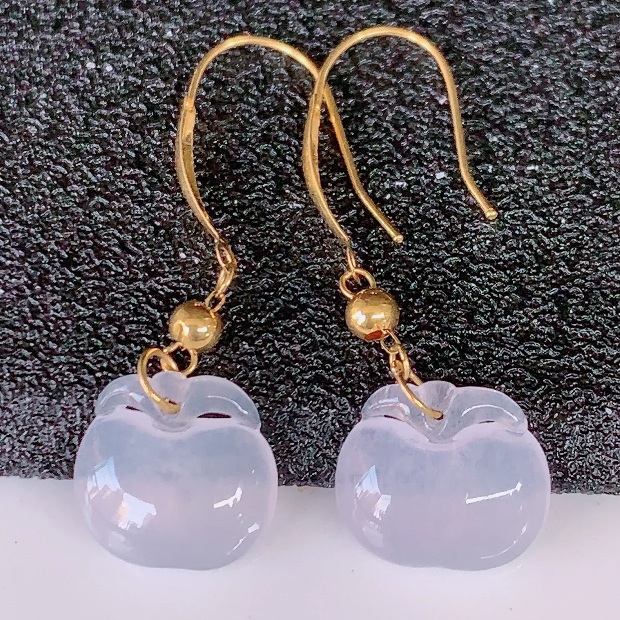 18k金镶嵌冰种翡翠苹果耳坠，沁人心脾，耳坠佩戴效果大气出众，尽显气质。种水好，胶感足，颜相当漂亮，高性价比，值得入手品鉴！#57.26整体29.5裸石9.5*8.5*3