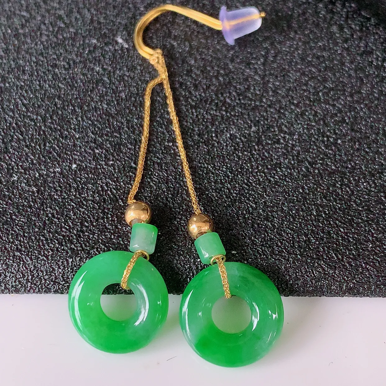 18k金镶嵌冰飘绿翡翠平安扣耳坠，沁人心脾，耳坠佩戴效果大气出众，尽显气质。种水好，胶感足，颜相当漂