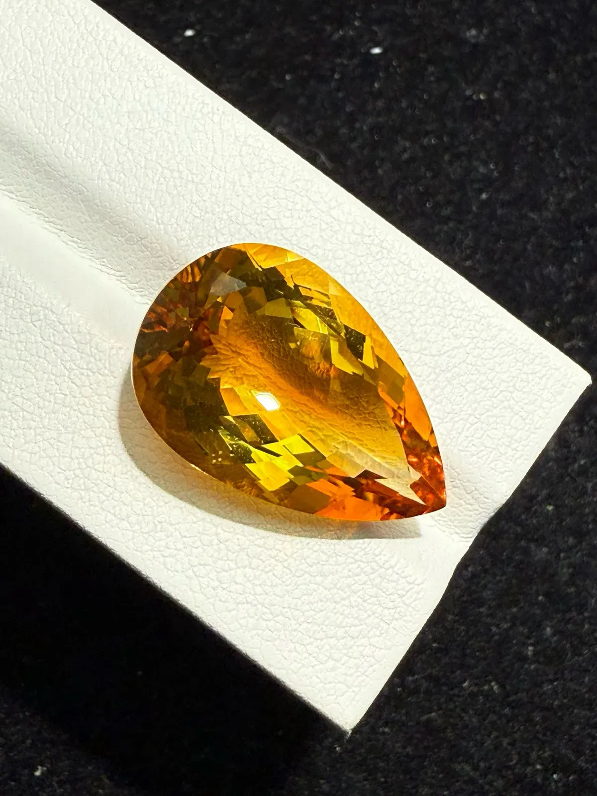【高端珠宝】天然极美巴西暴力黄水晶裸石
重量: 21.29ct  规格: 24.4*15.6*10.3毫米
精湛切工，满身火彩
台面大，实物更美，可以代镶嵌设计。