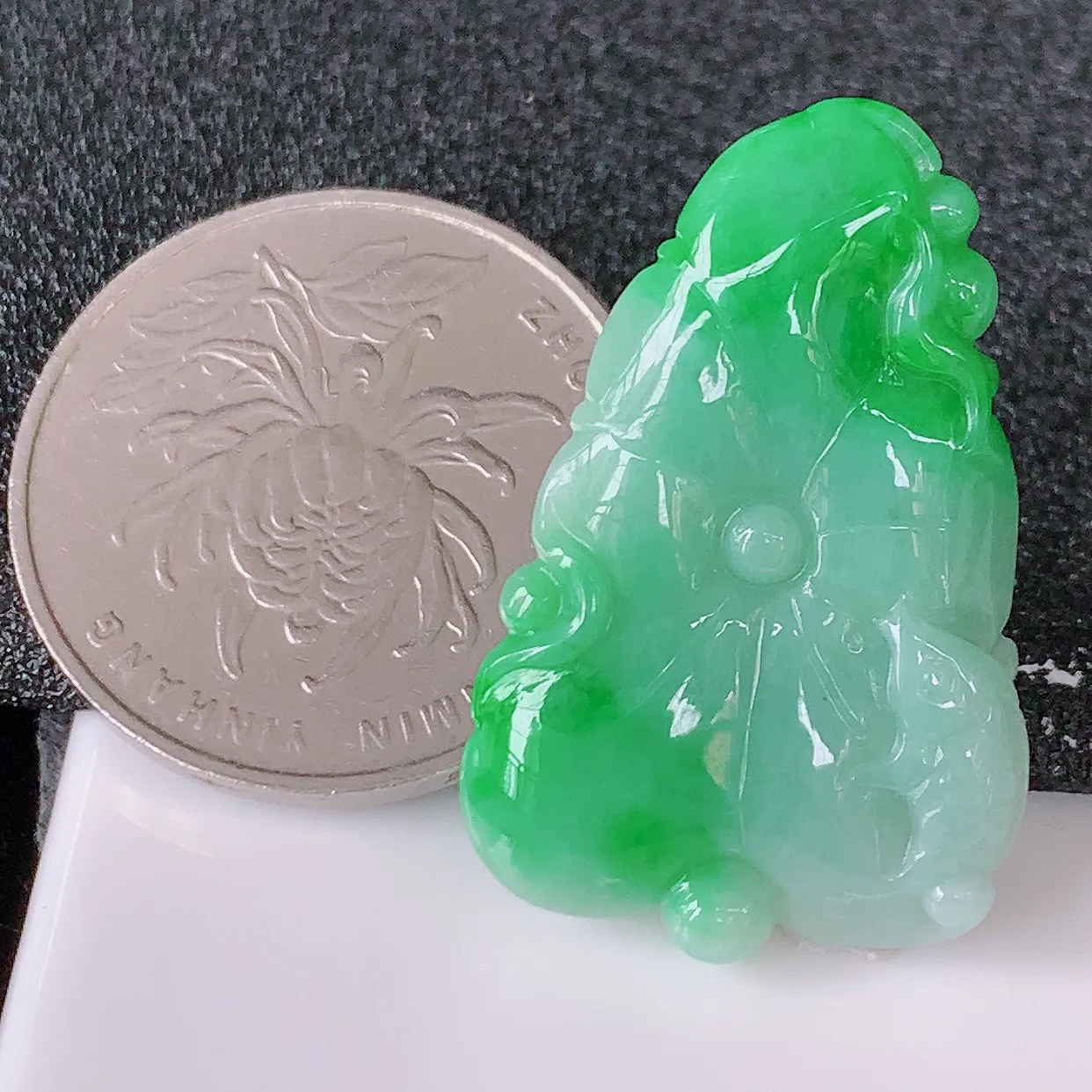 自然光实拍，冰润飘辣绿翡翠荷叶鱼、和和美美玉坠，财源广进，自然隐逸、荷本是素不着尘之物，有和美之寓意。#05.24