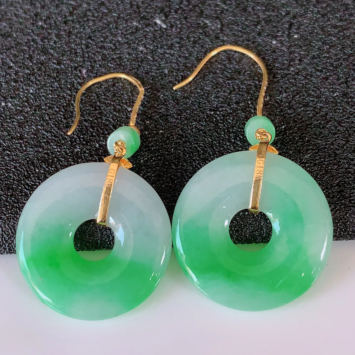 自然光实拍 18k金镶嵌飘绿翡翠平安扣耳坠，沁人心脾，豪华镶嵌而成，耳坠佩戴效果大气出众，尽显气质。种水好，胶感足，颜相当漂亮，高性价比，值得入手品鉴！#83.26耳坠整体长36*19*3.3裸石19*19