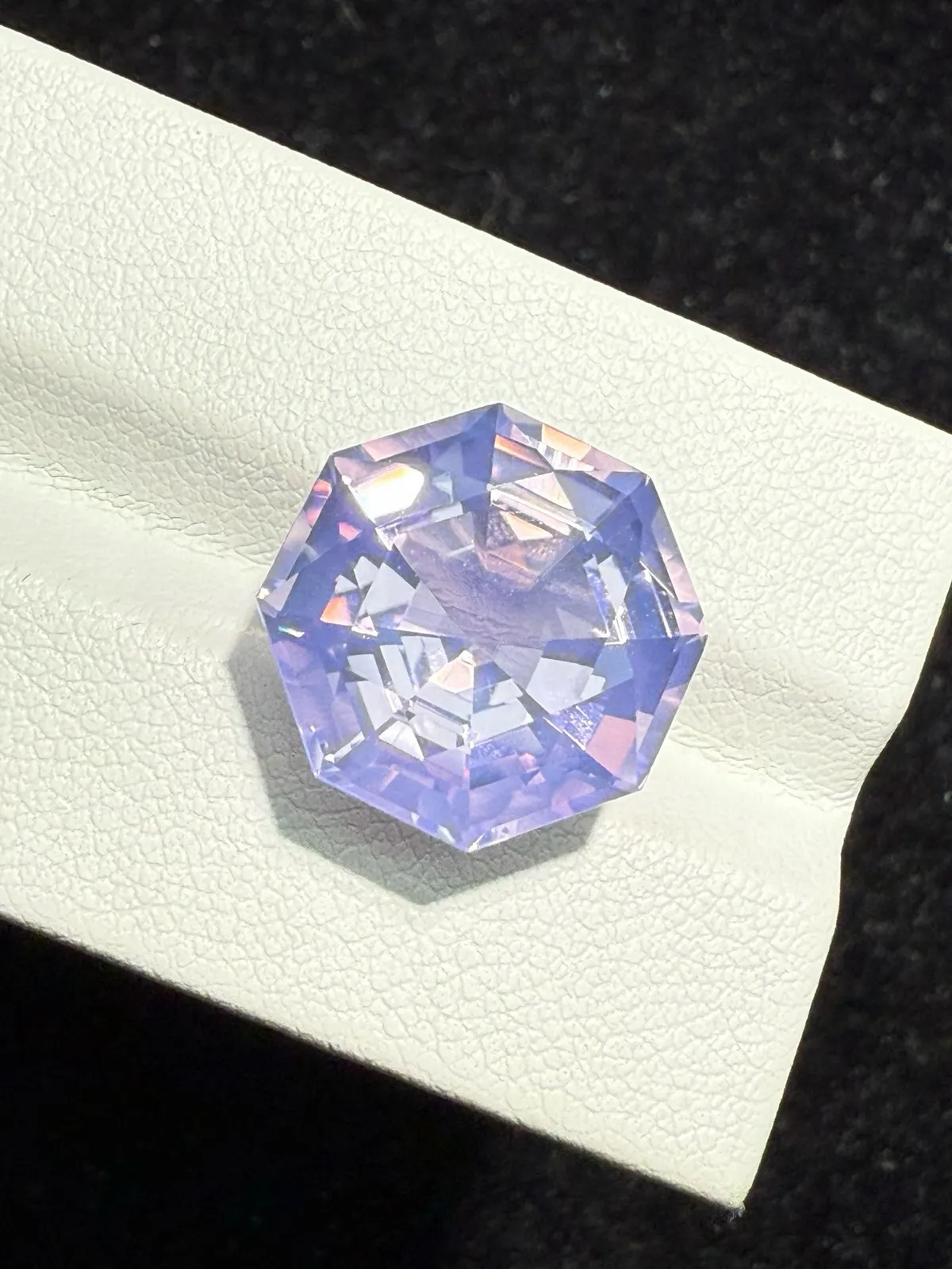 【高端珠宝】天然极美浪漫薰衣草紫晶裸石
重量: 12ct  规格: 14.6*14.7*10毫米
精湛切工，满身火彩
台面大，实物更美，可以代镶嵌设计。