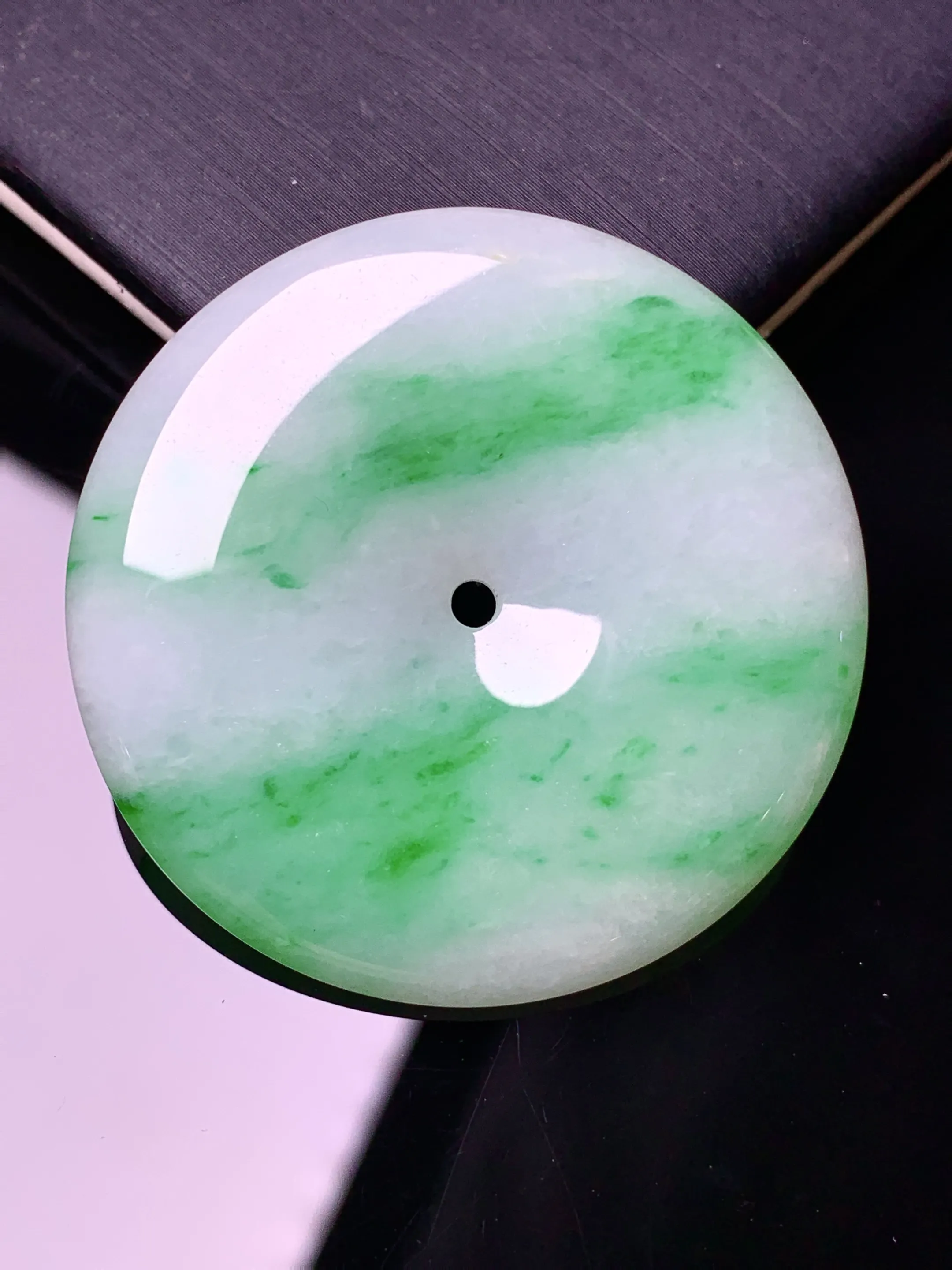 飘绿平安扣吊坠 玉质细腻 色泽清新艳丽 整体尺寸38*5.5