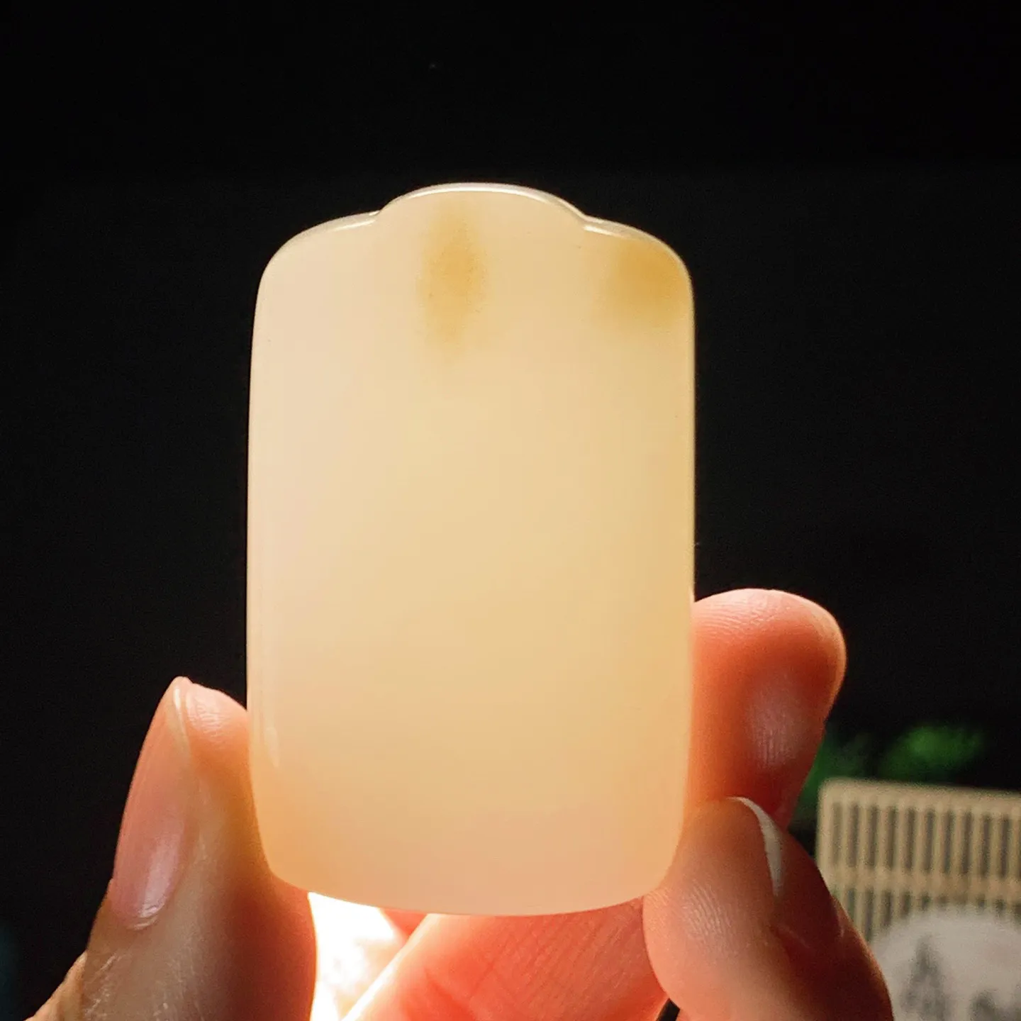 新疆和田玉羊脂白且末糖平安无事牌挂件。尺寸46/30/13重 40.8克 玉质细腻油润。手推出油。佩戴高端典雅。lt251223