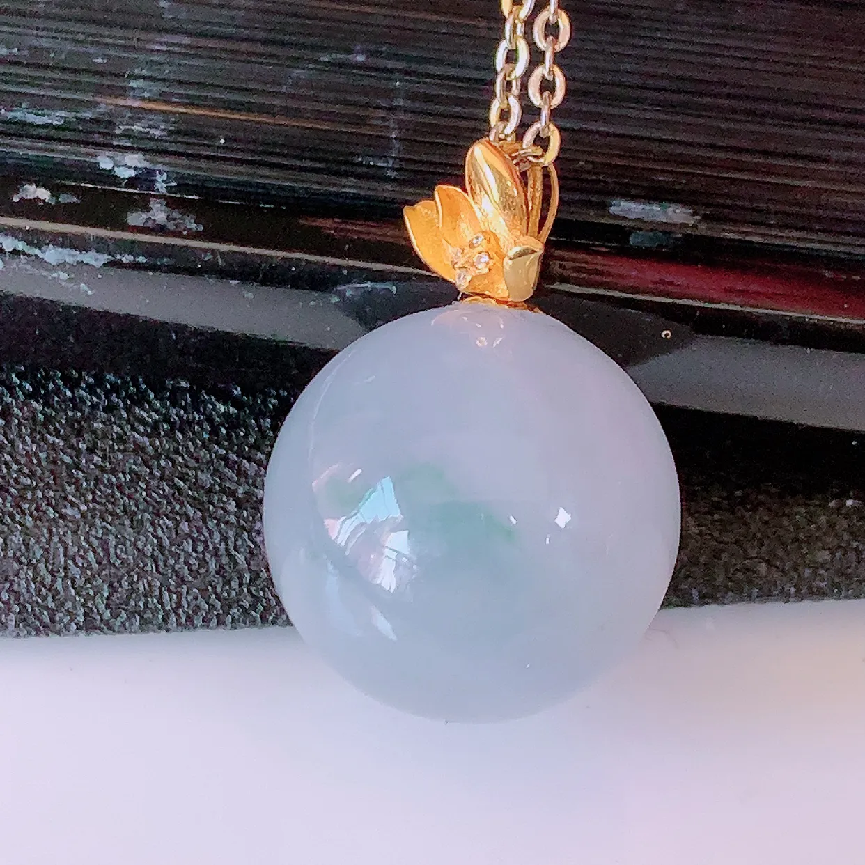 18K金镶嵌冰紫罗兰飘花翡翠转运珠吊坠，寓意“时来运转，财源滚滚” 寓意佳，荧光灼灼，转运珠佩戴时尚优雅！#1.26