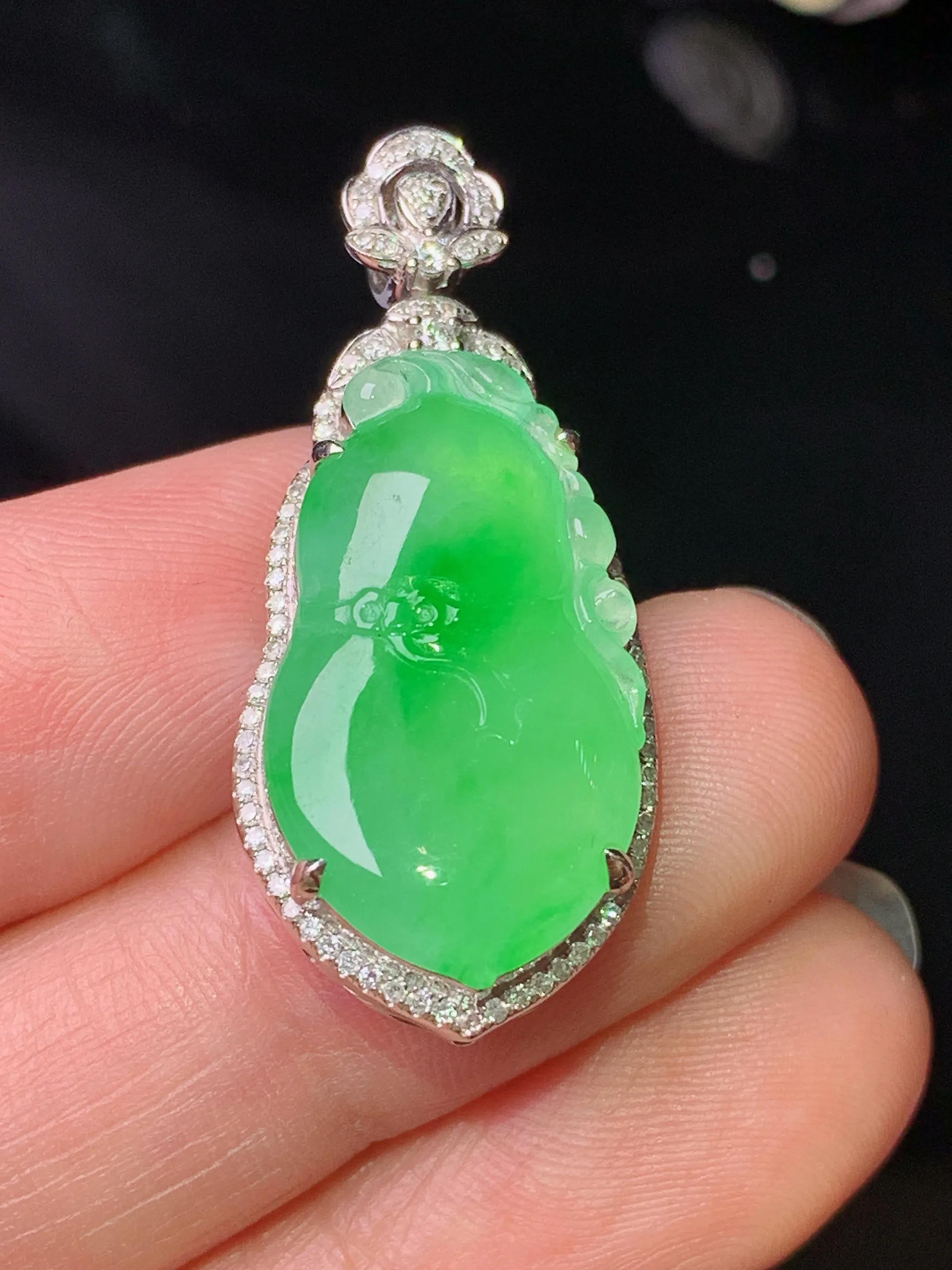 18k金钻镶嵌翠绿葫芦吊坠 玉质细腻 色泽清新艳丽 整体尺寸34.2*14.8*7.5