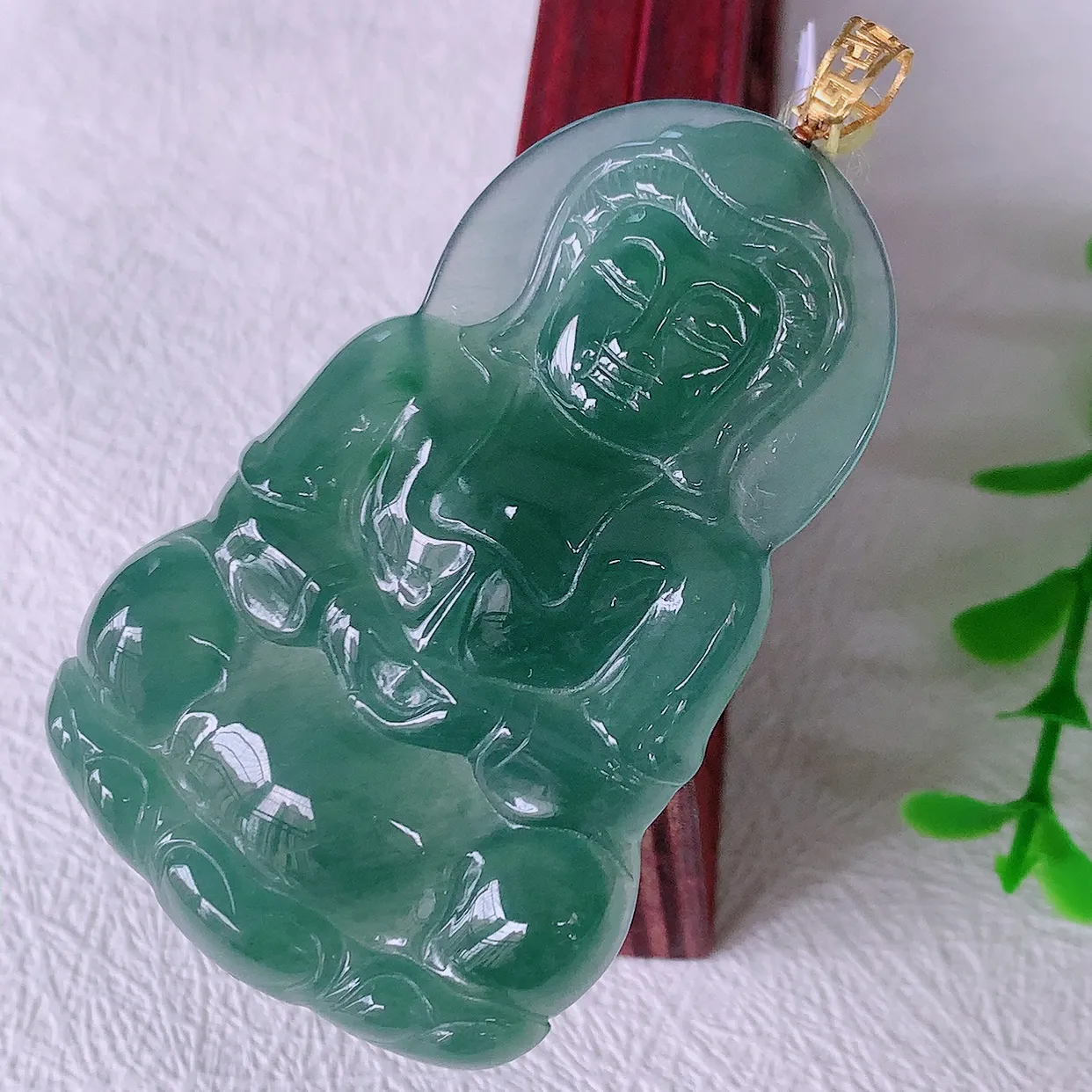 18K金镶嵌冰种满色翡翠观音菩萨吊坠，赐福翡翠观音，观音面相端庄，品相佳，佩戴气质！#35.24