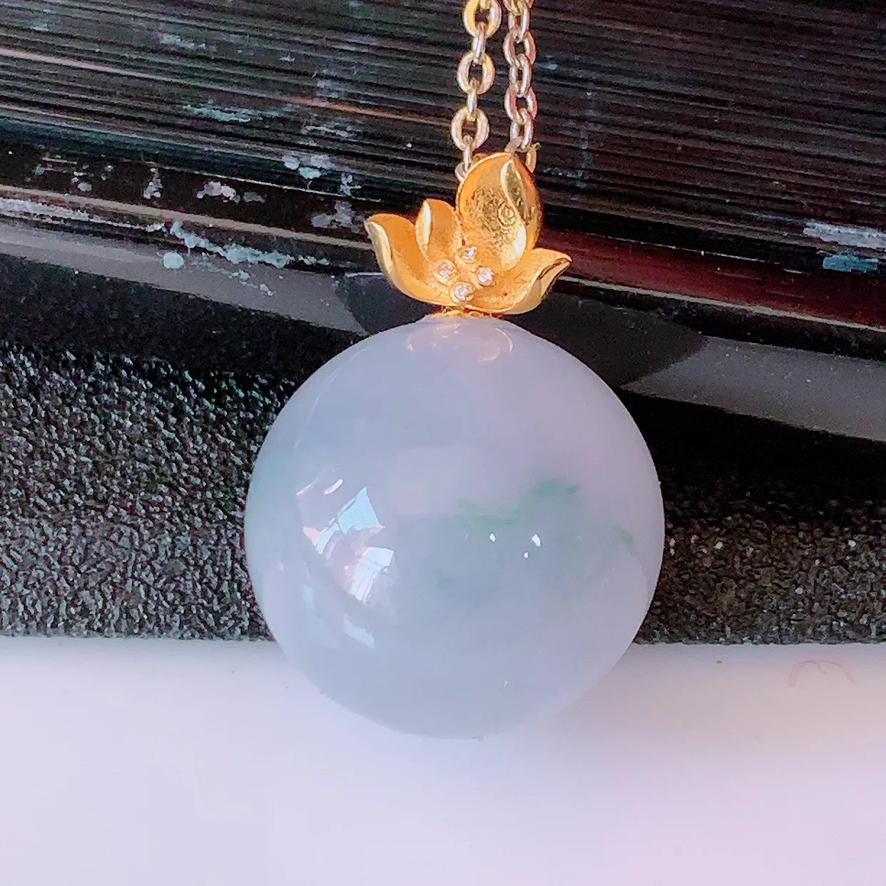 18K金镶嵌冰紫罗兰飘花翡翠转运珠吊坠，寓意“时来运转，财源滚滚” 寓意佳，荧光灼灼，转运珠佩戴时尚优雅！#1.26