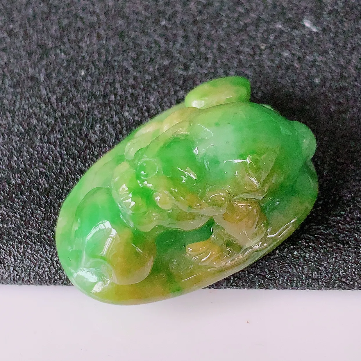 自然光实拍，水润黄加绿翡翠招财金蟾吊坠，翠色灵动，玉质细腻，颜色漂亮，品相佳，佩戴佳品！#02.24