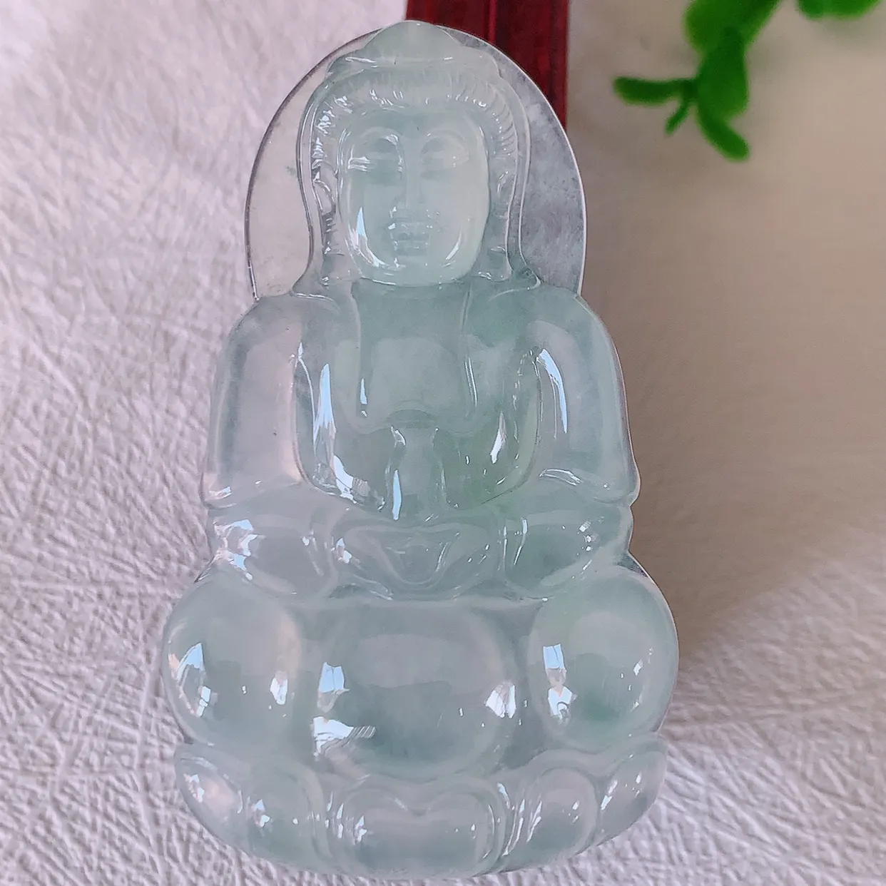 自然光实拍，冰种翡翠观音菩萨吊坠，净瓶观音，冰透亮泽，美观亮丽，观音面相端庄#60.26