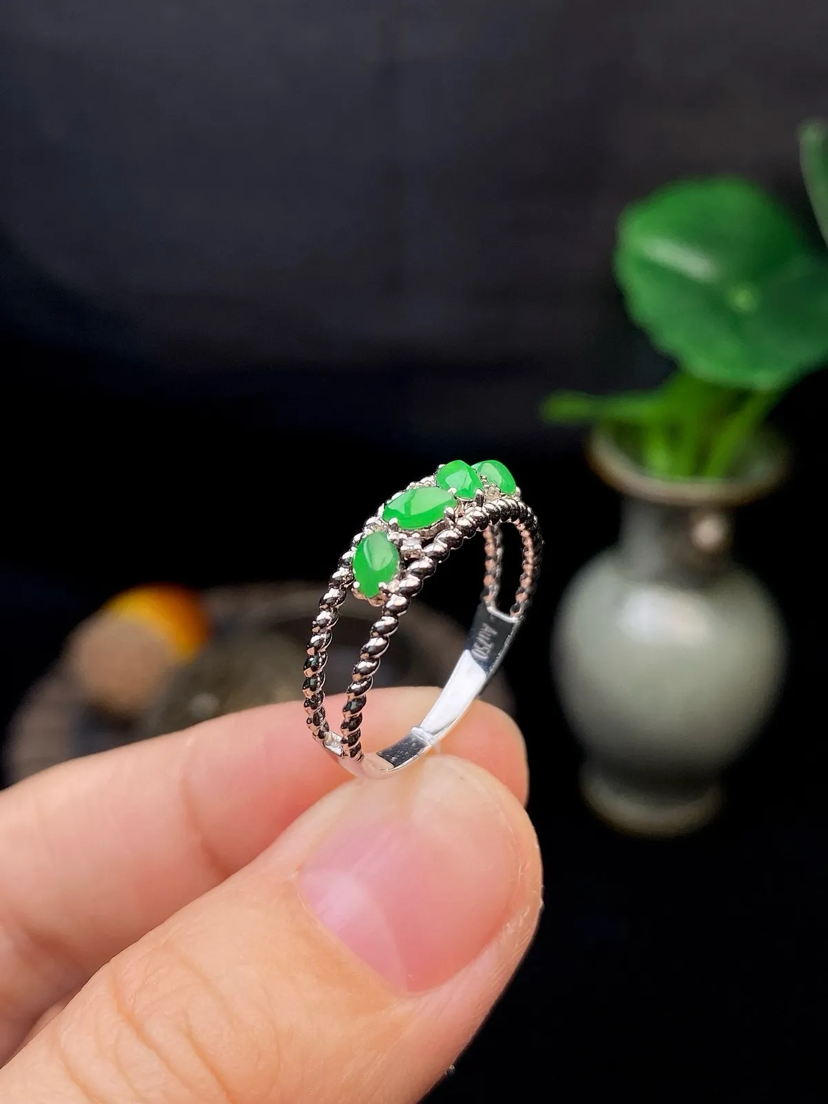 【冰种满绿随形戒指】质地细腻，饱满度很好，晶莹剔透，18k金钻镶嵌，裸石尺寸4.1*2.5*2.5毫