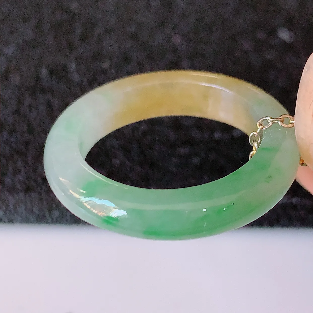自然光实拍，17.3mm内径冰黄加绿翡翠指环，玉戒指，玉质莹润，好精美好冰润的指环，15圈口，上手纤巧！#1.26尺寸17.3*4.3*3.5