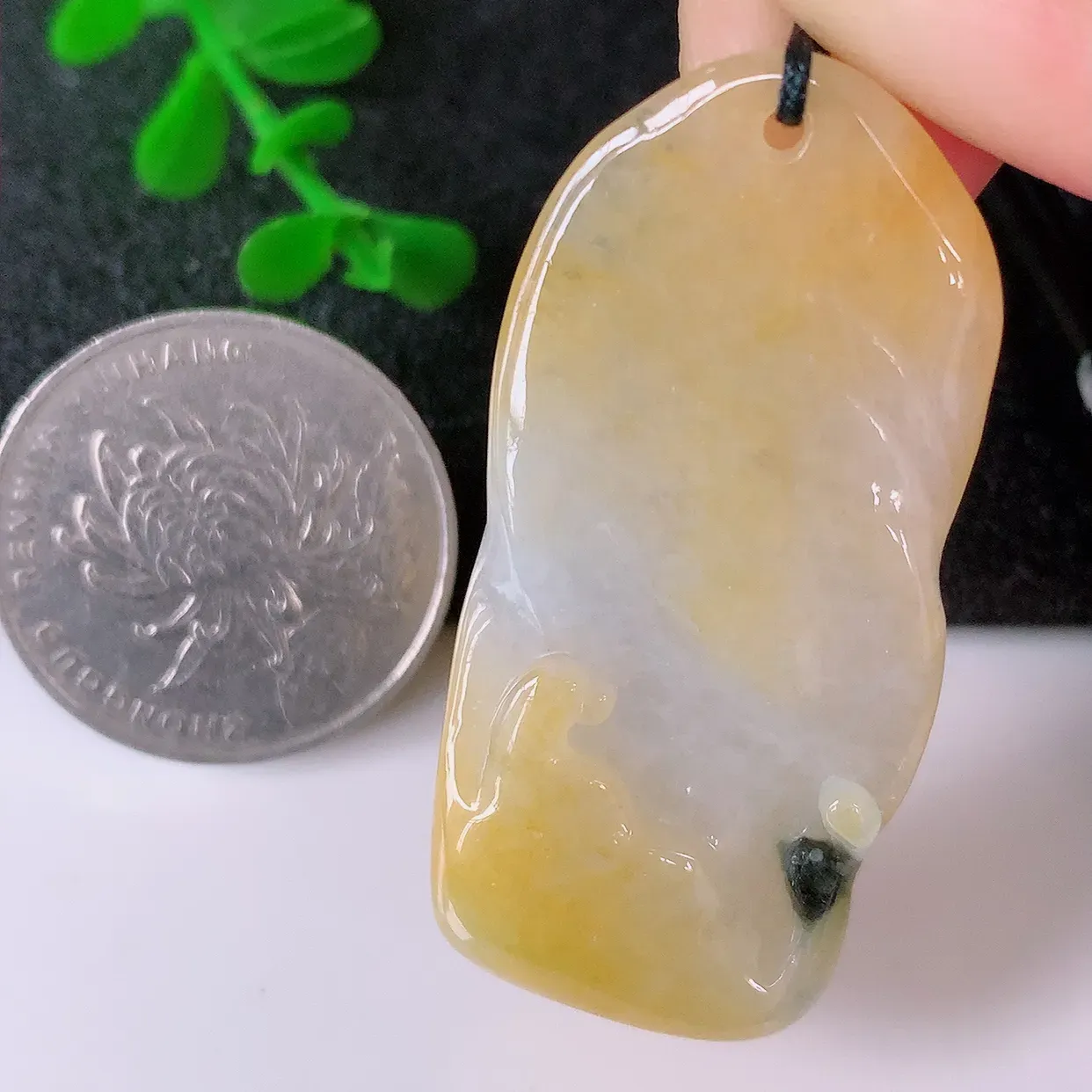 自然光实拍，特色冰润黄翡悟道吊坠，翡翠悟道寓意“祥和，安宁，吉祥，幸福”，佩戴效果优雅迷人，性价比超高！#60.24
