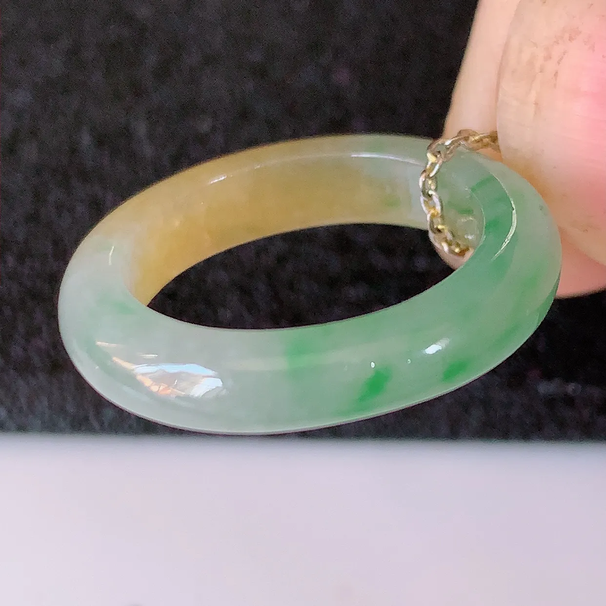 自然光实拍，17.3mm内径冰黄加绿翡翠指环，玉戒指，玉质莹润，好精美好冰润的指环，15圈口，上手纤巧！#1.26尺寸17.3*4.3*3.5