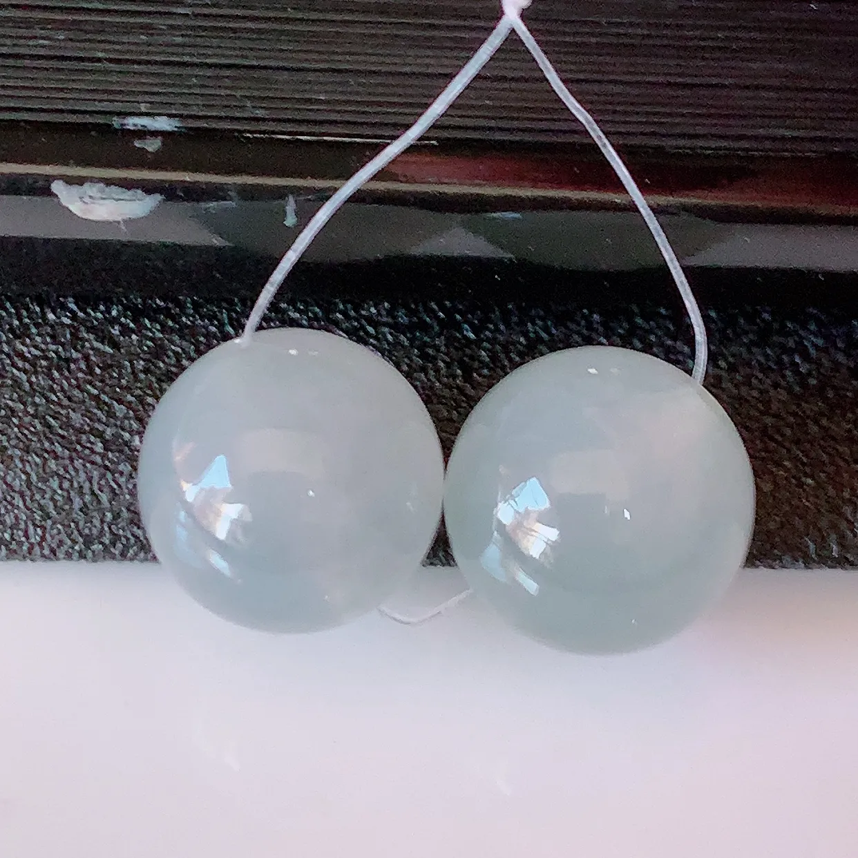 自然光实拍，冰种翡翠一对路路通、转运珠吊坠，寓意“时来运转，财源滚滚” 寓意佳，荧光灼灼，转运珠佩戴