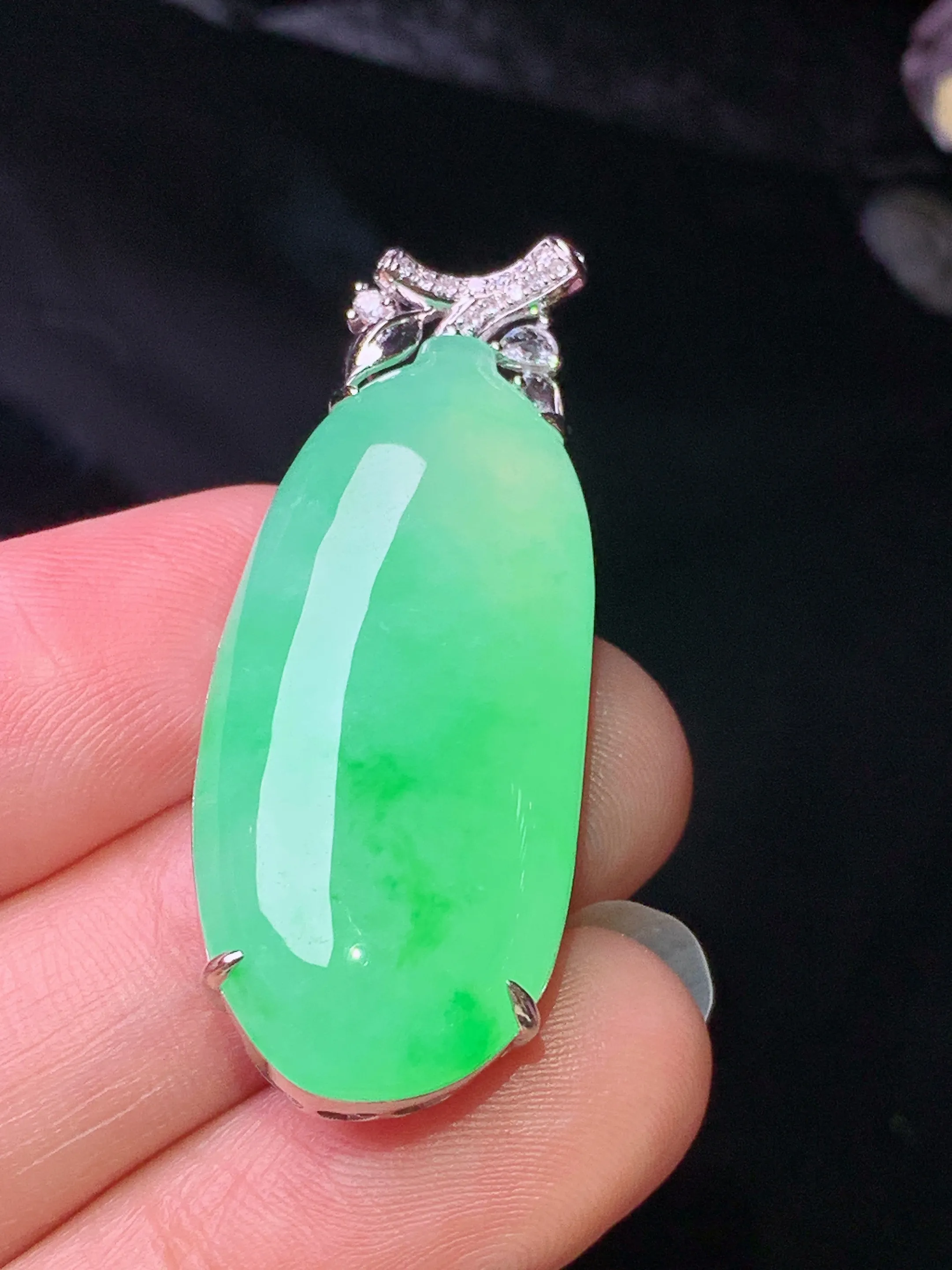 18k金钻镶嵌翠绿福瓜吊坠 玉质细腻 色泽清新艳丽 整体尺寸39.5*15.7*8.7