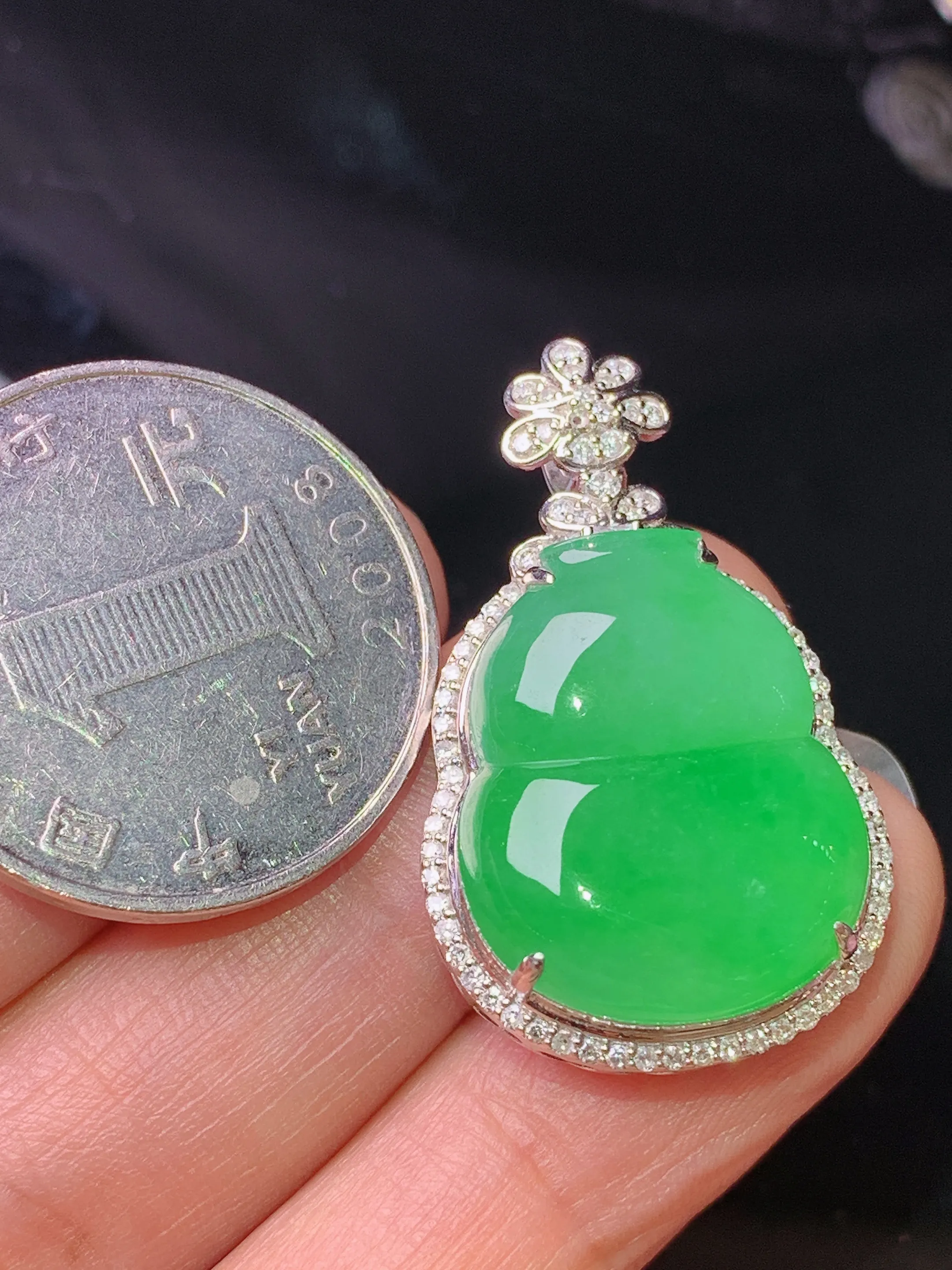 18k金钻镶嵌满绿葫芦吊坠 玉质细腻 色泽清新艳丽 整体尺寸32.5*19.7*9.2