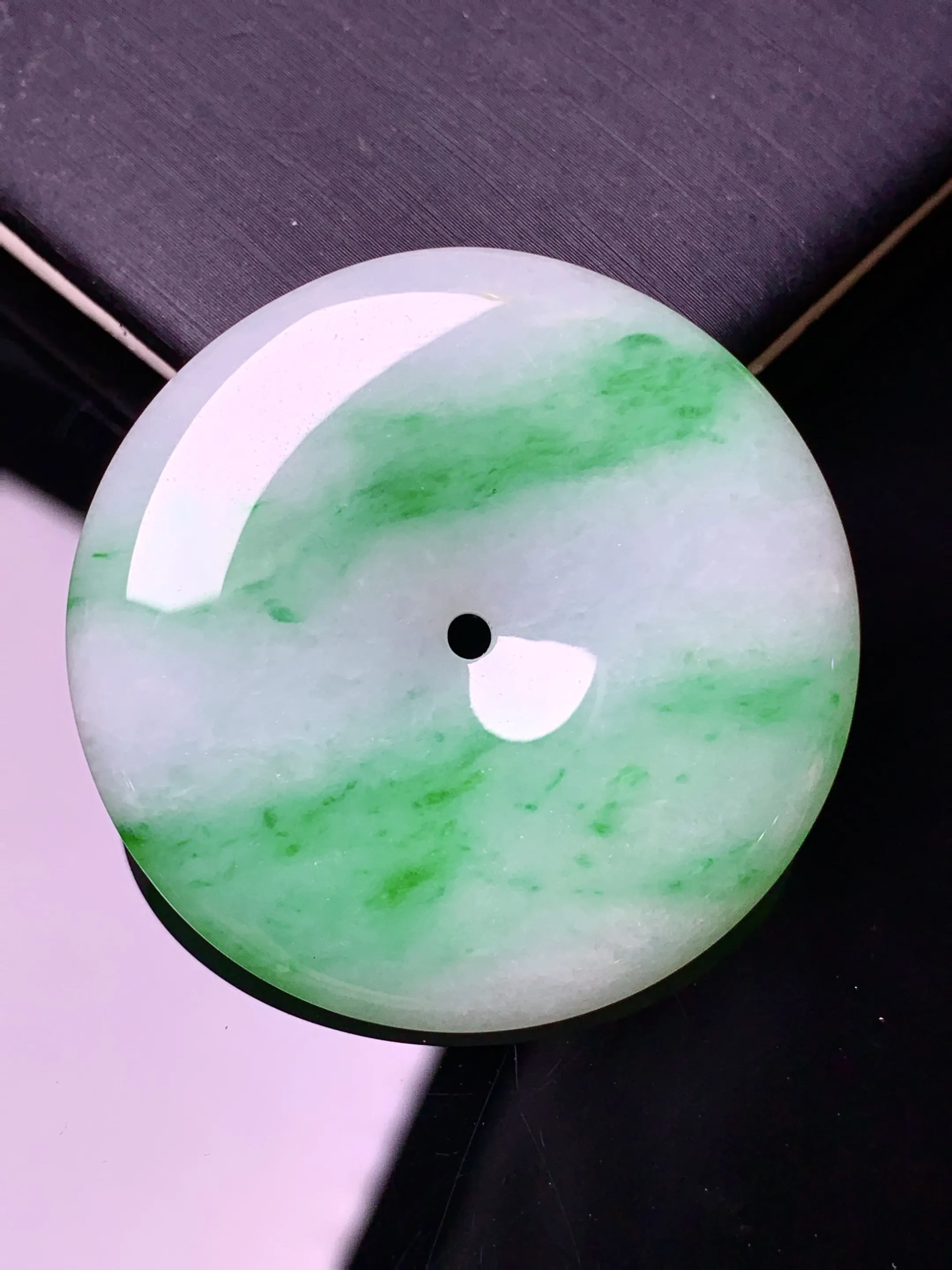 飘绿平安扣吊坠 玉质细腻 色泽清新艳丽 整体尺寸38*5.5