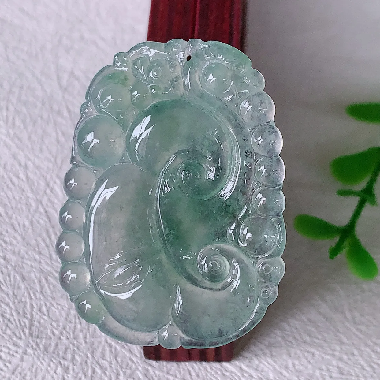 自然光实拍，冰种飘花翡翠如意吊坠，上身效果非常美，饱满大气，工艺美，万事如意，如意一生，#01.24