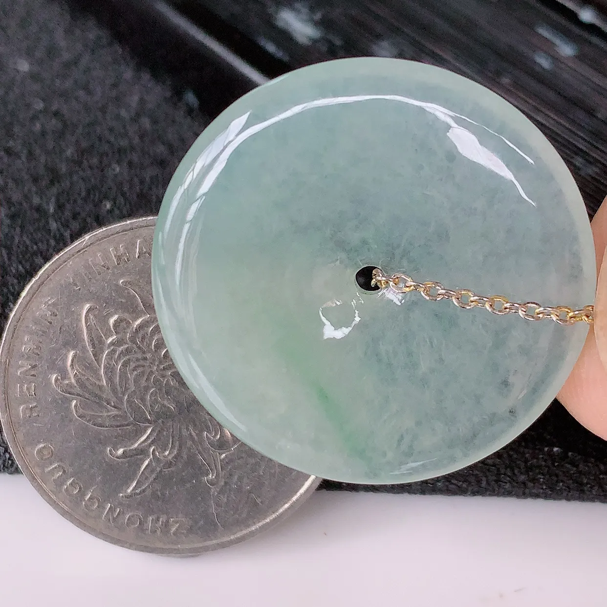 自然光实拍，冰种飘花翡翠平安扣吊坠，冰透，灵动飘逸，寓意平平安安，平安扣佩戴端庄漂亮！#57.24